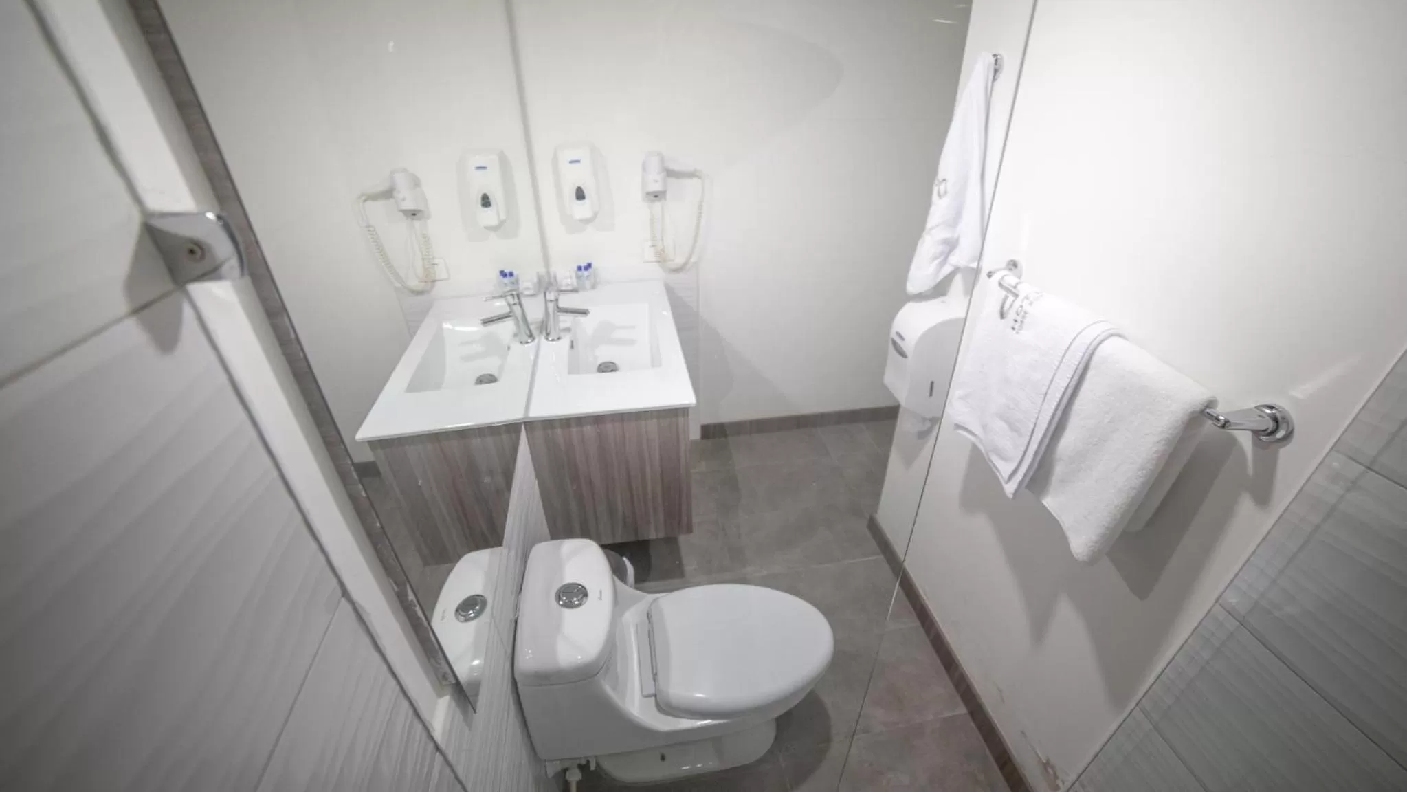 Toilet in Hotel Torre Poblado