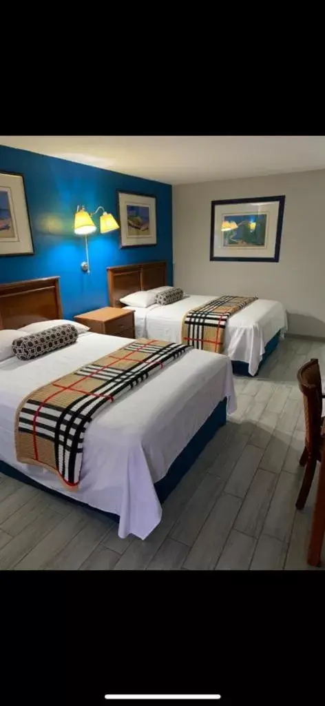 Bedroom, Bed in Royale Inn