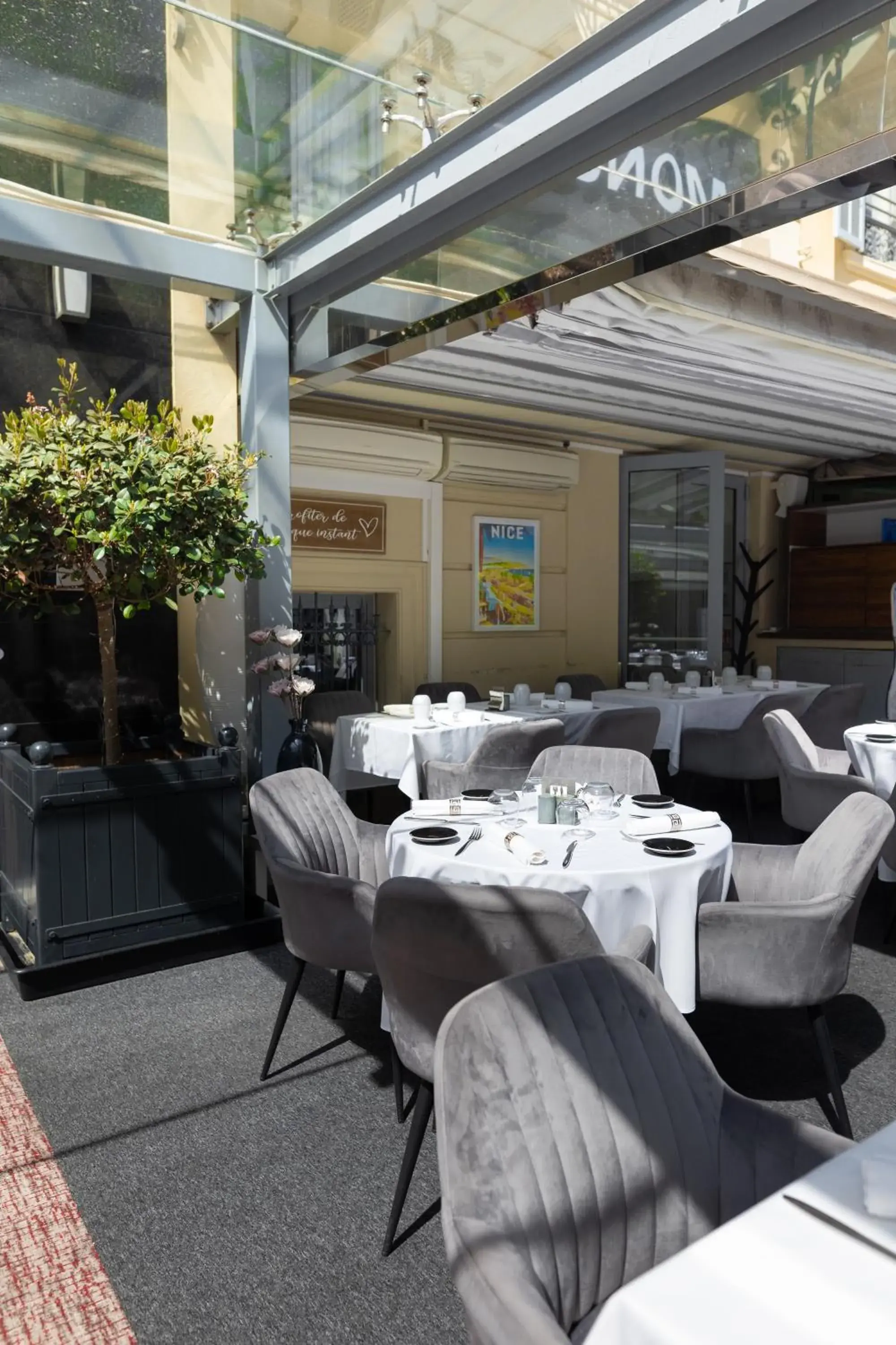 Patio, Restaurant/Places to Eat in Hôtel Monsigny