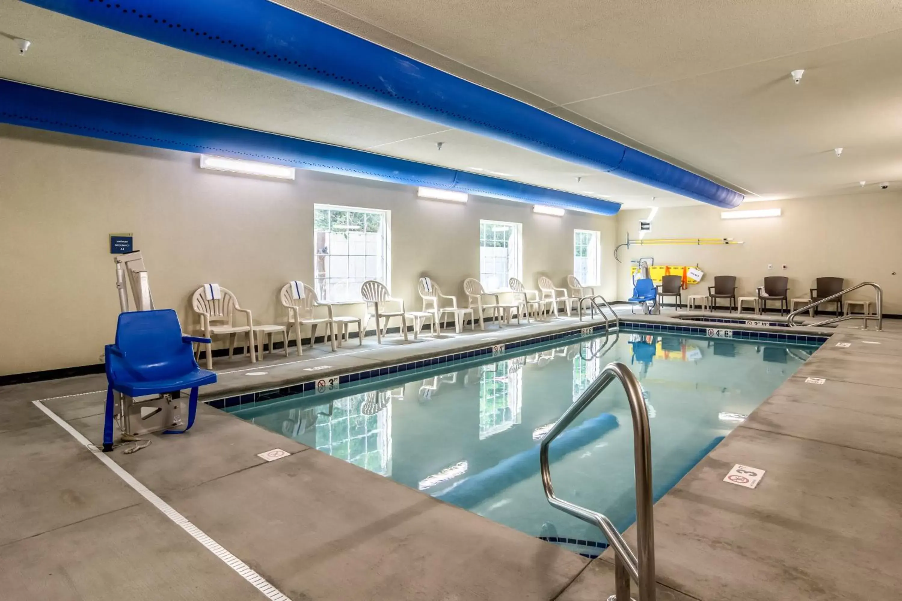 Swimming Pool in Cobblestone Hotel & Suites - Erie