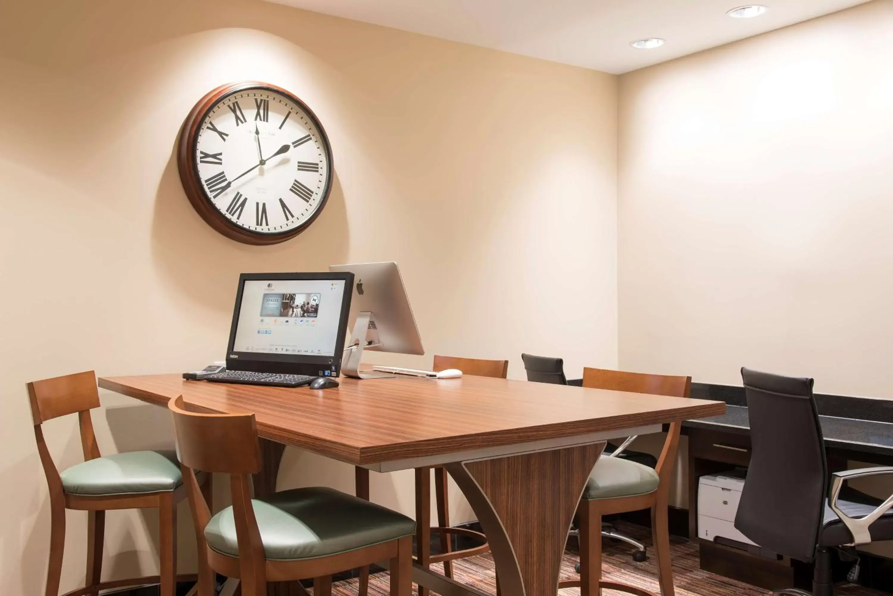 Business facilities in DoubleTree by Hilton Hotel Grand Rapids Airport