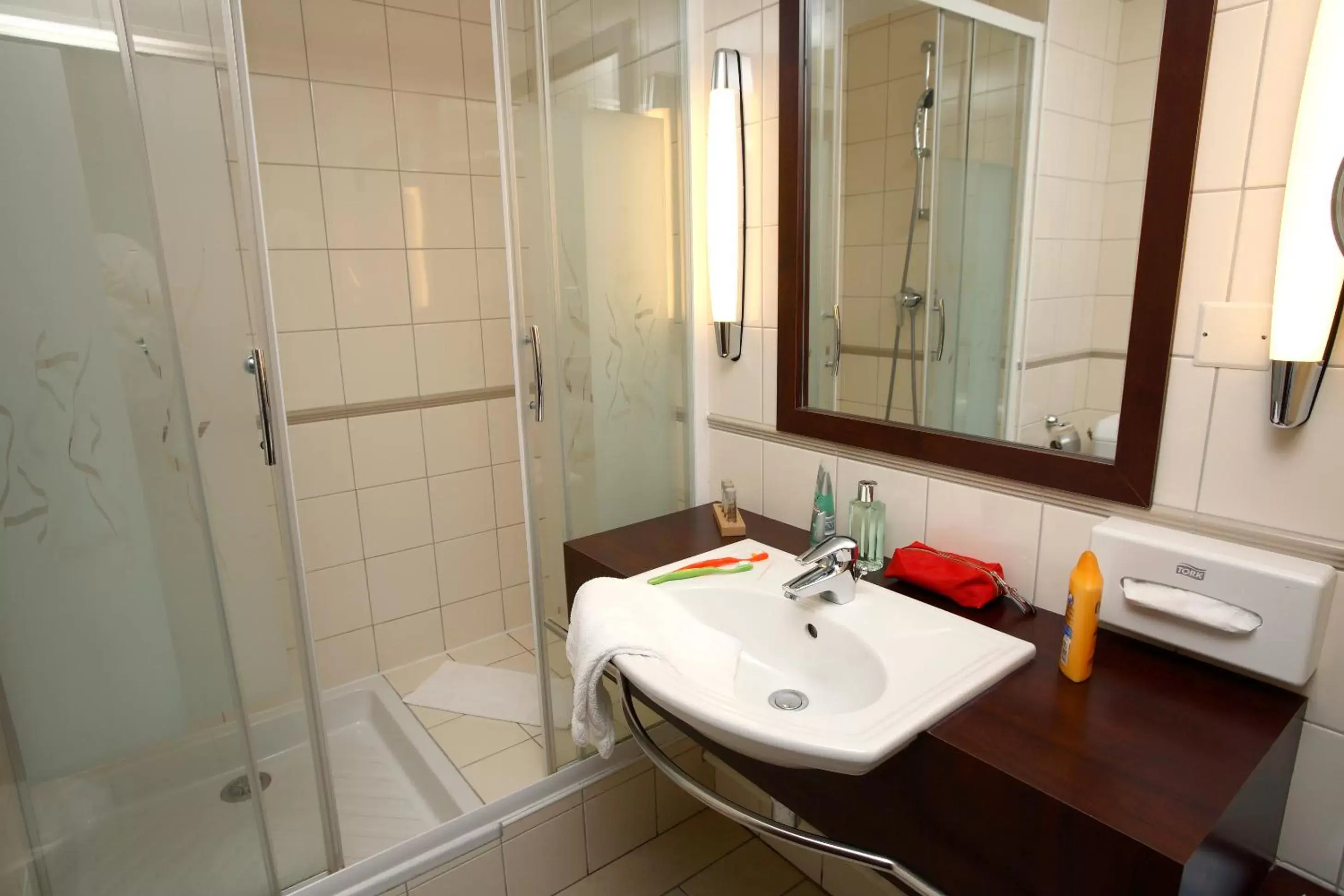 Bathroom in Kyriad Prestige Hotel Clermont-Ferrand