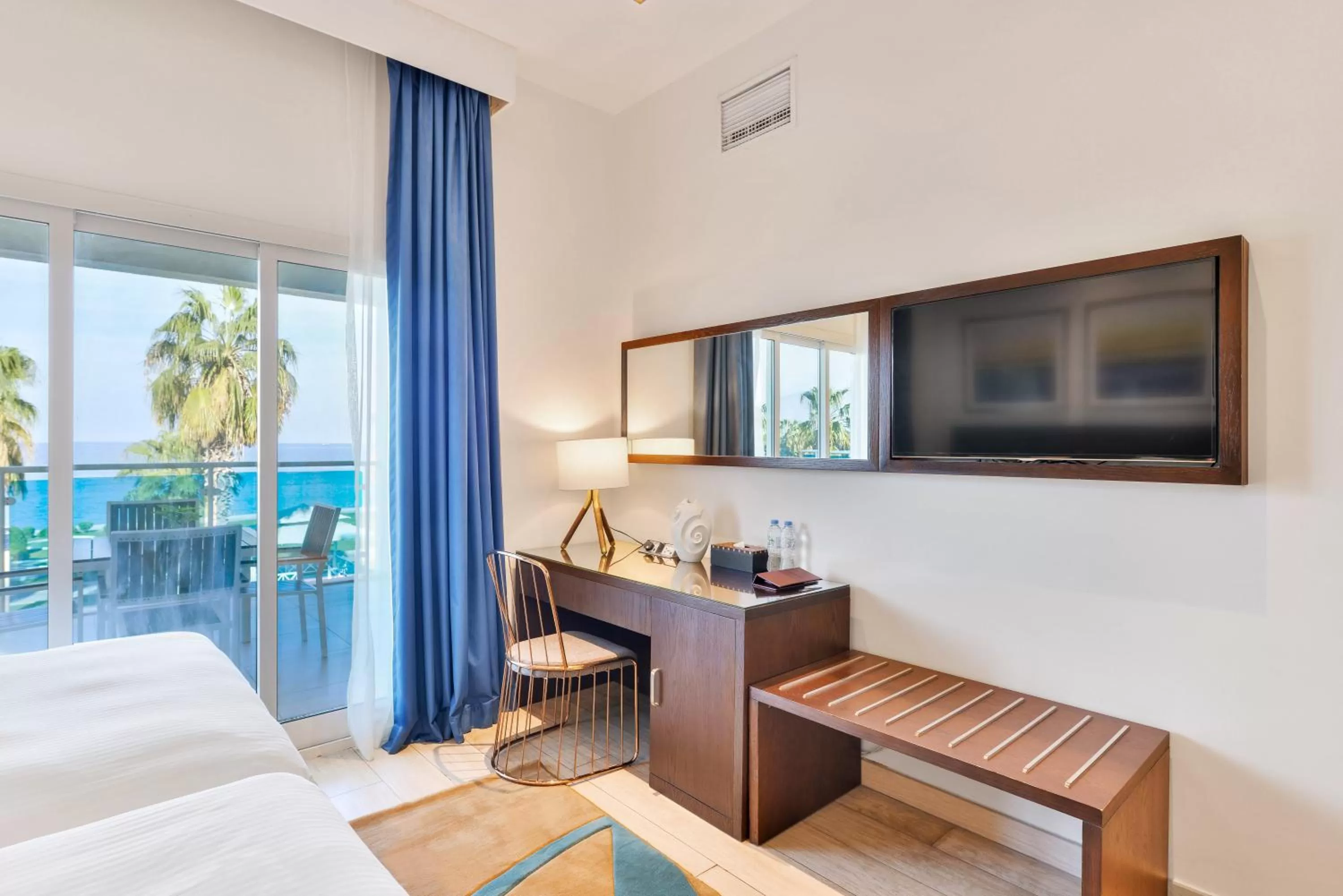 Communal lounge/ TV room, Bed in Radisson Blu Resort, Fujairah