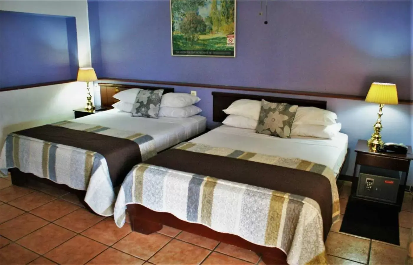 Bed in Hotel Puerta del Sol - San Jose Airport