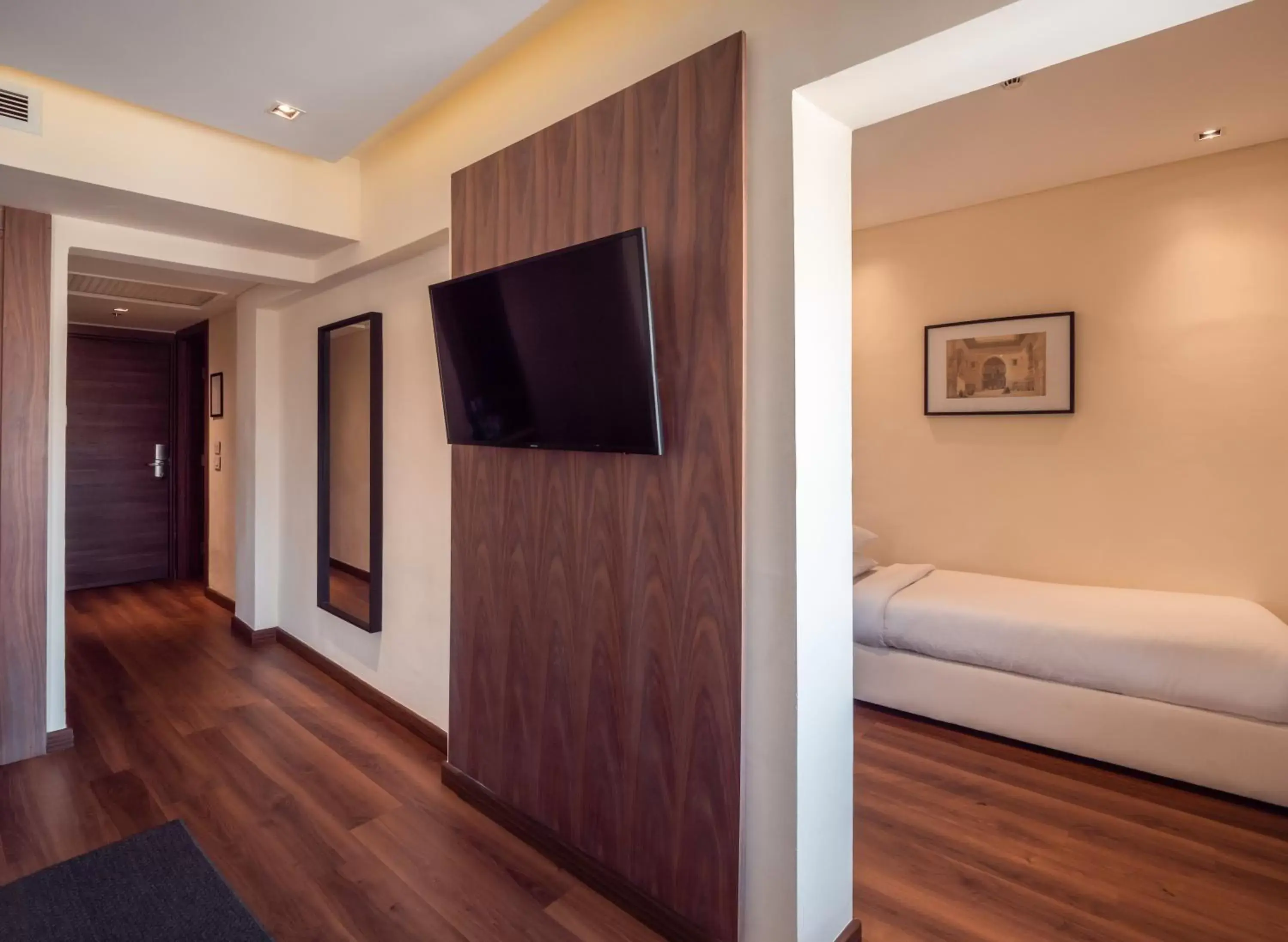 Bedroom, TV/Entertainment Center in The President Hotel Cairo