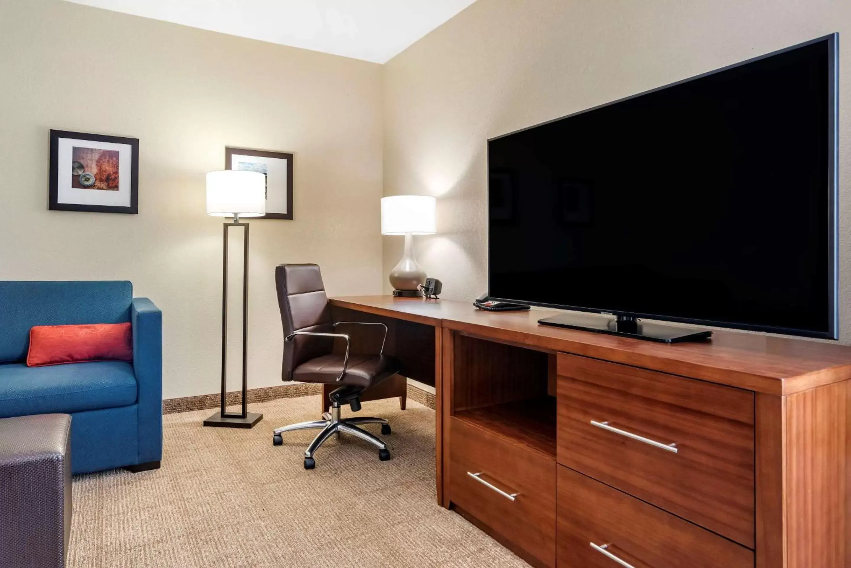 Photo of the whole room, TV/Entertainment Center in Comfort Suites Airport Flowood