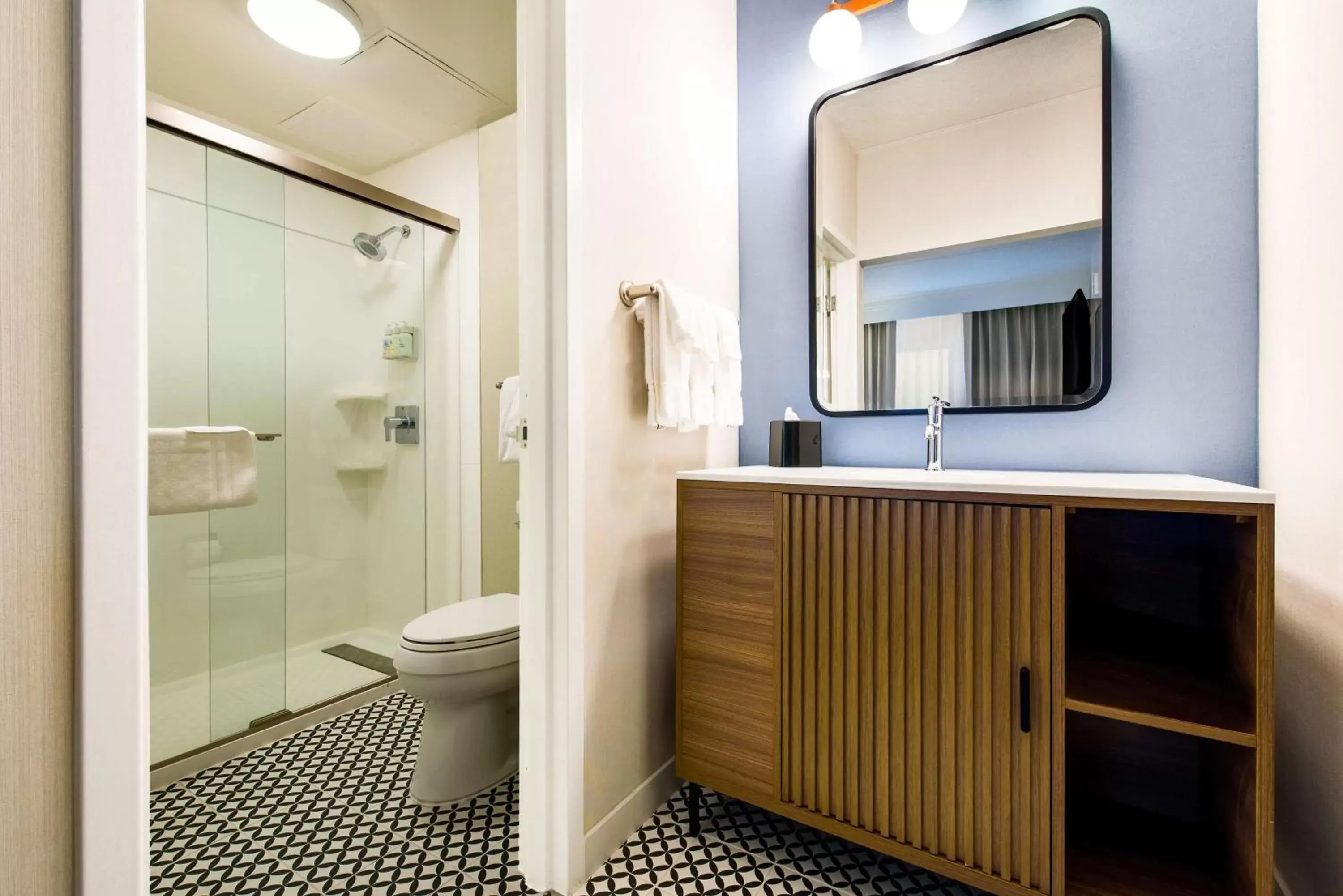 Bedroom, Bathroom in Sonesta Select Philadelphia Airport