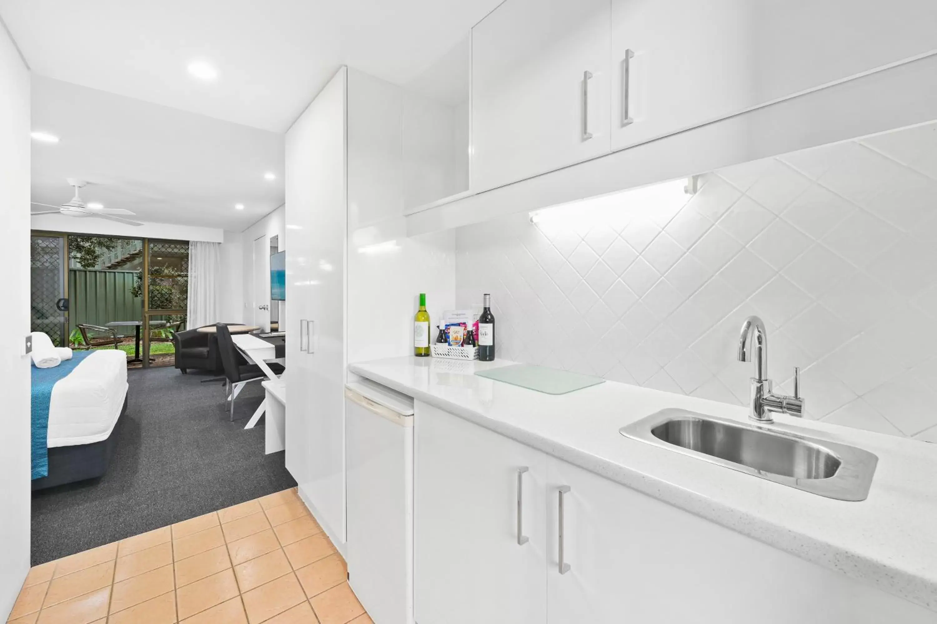 Kitchen/Kitchenette in Macquarie Barracks Motor Inn