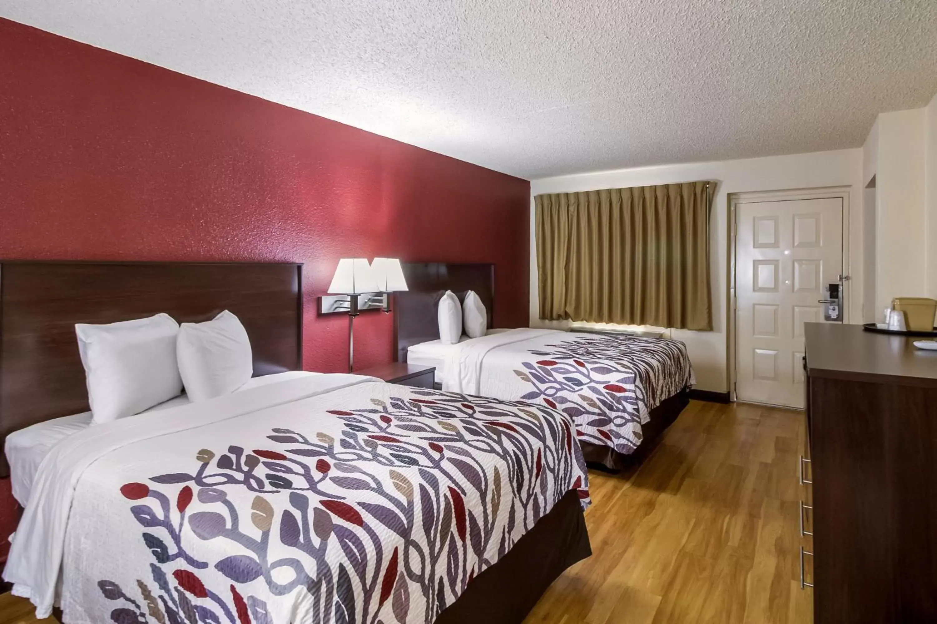 Photo of the whole room, Bed in Red Roof Inn Houston East I-10