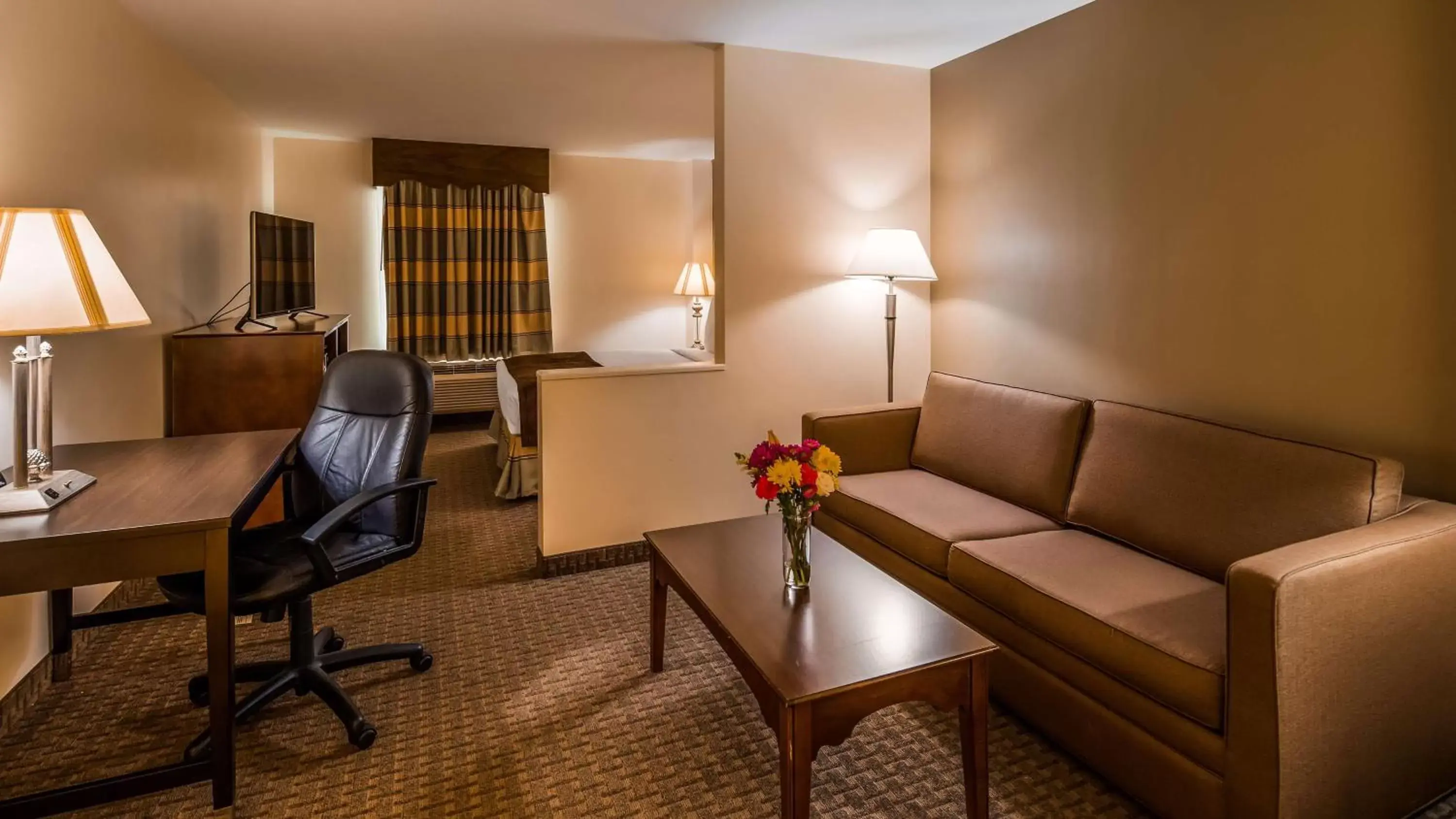 Photo of the whole room, Seating Area in Best Western Adams Inn Quincy-Boston