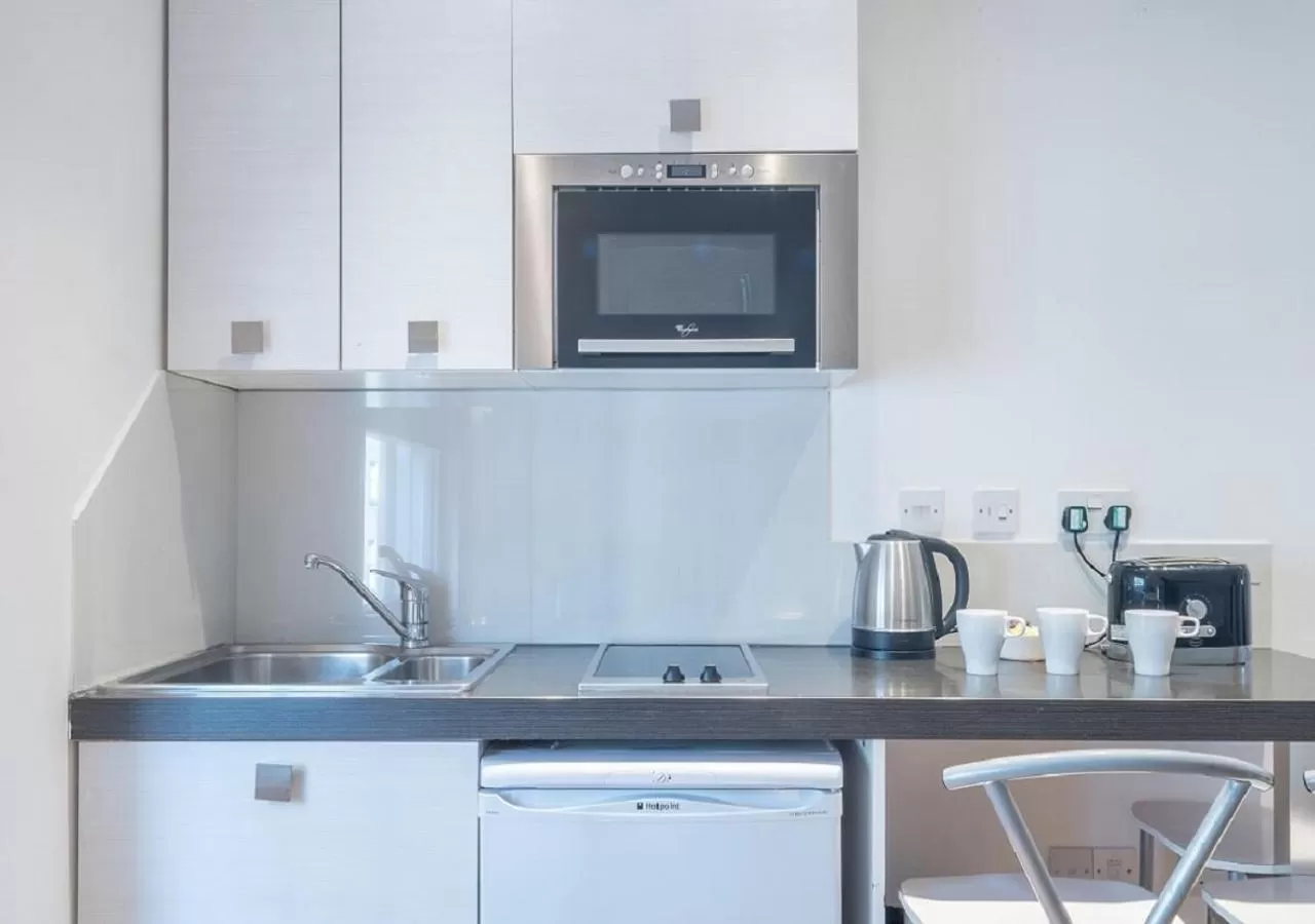 Kitchen or kitchenette in Hyde Park Executive Apartments