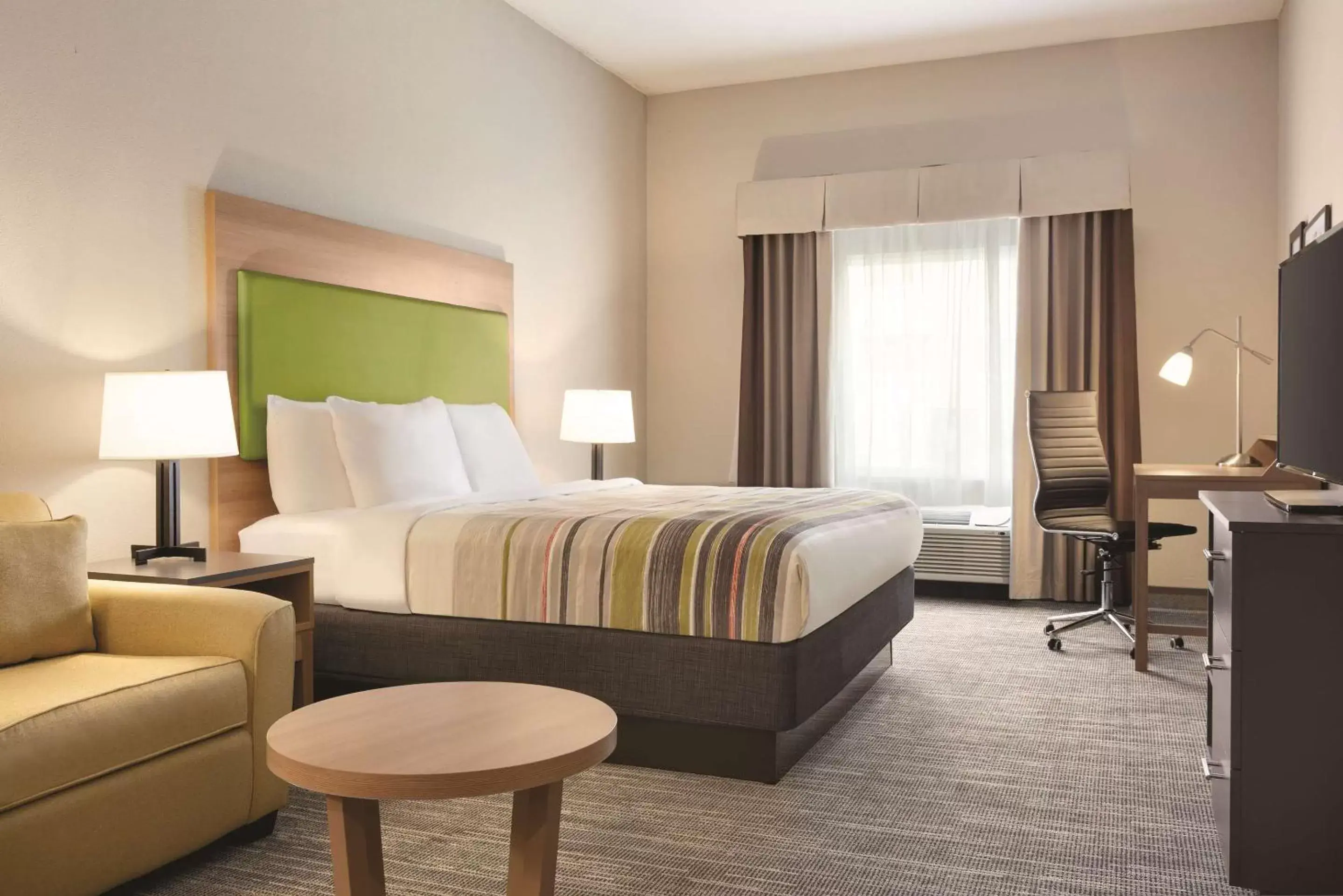 Bedroom, Bed in Country Inn & Suites by Radisson, Greensboro, NC