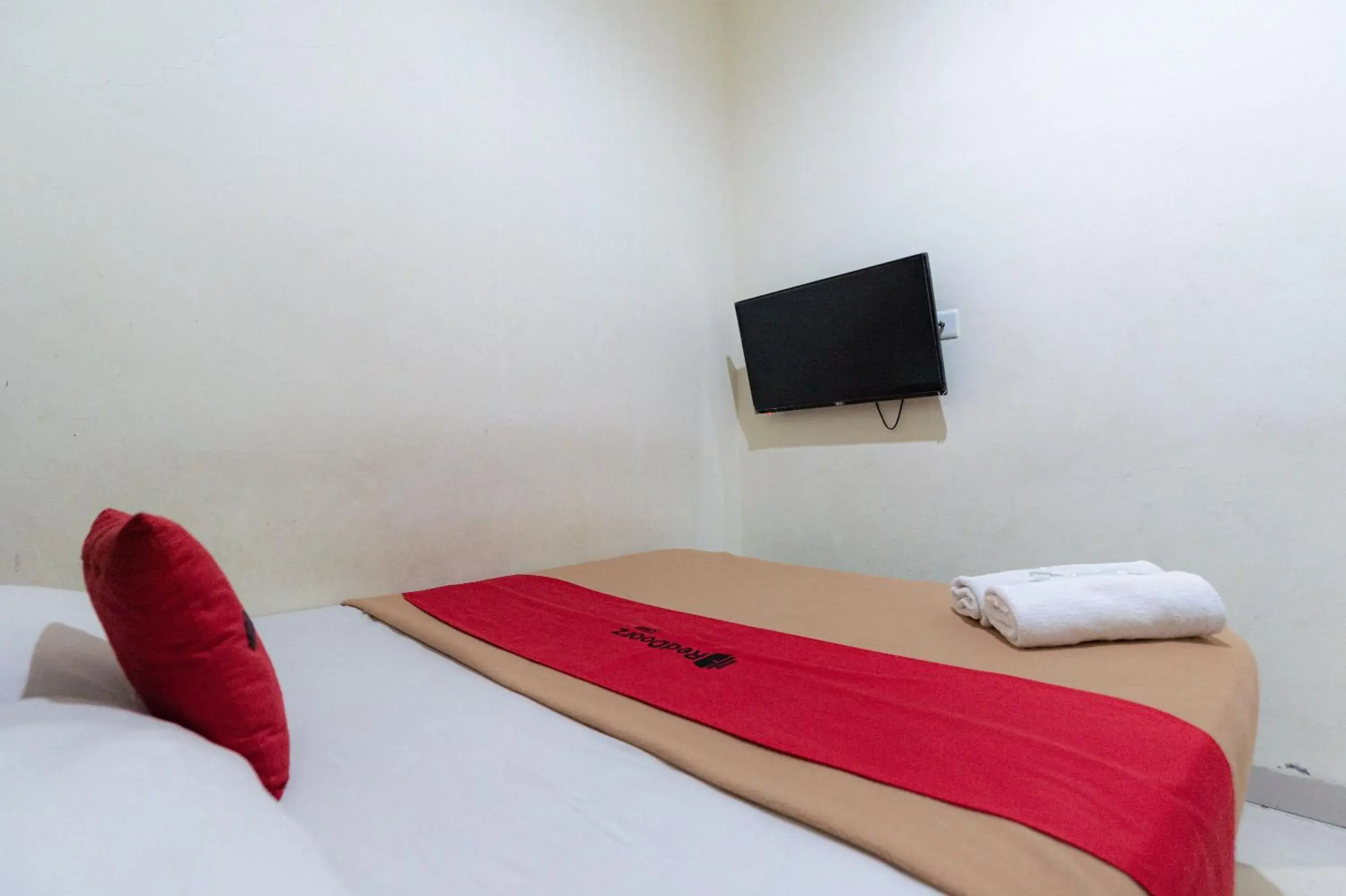 Bedroom, Bed in RedDoorz @ Nagoya Indah