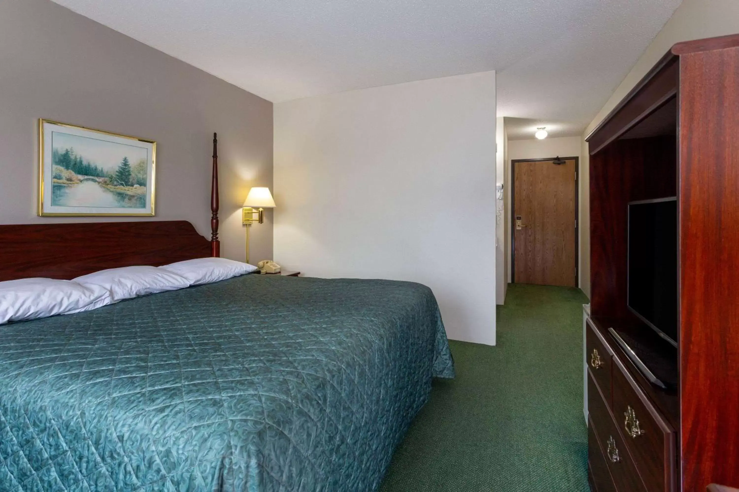 Photo of the whole room, Bed in Super 8 by Wyndham Reedsburg