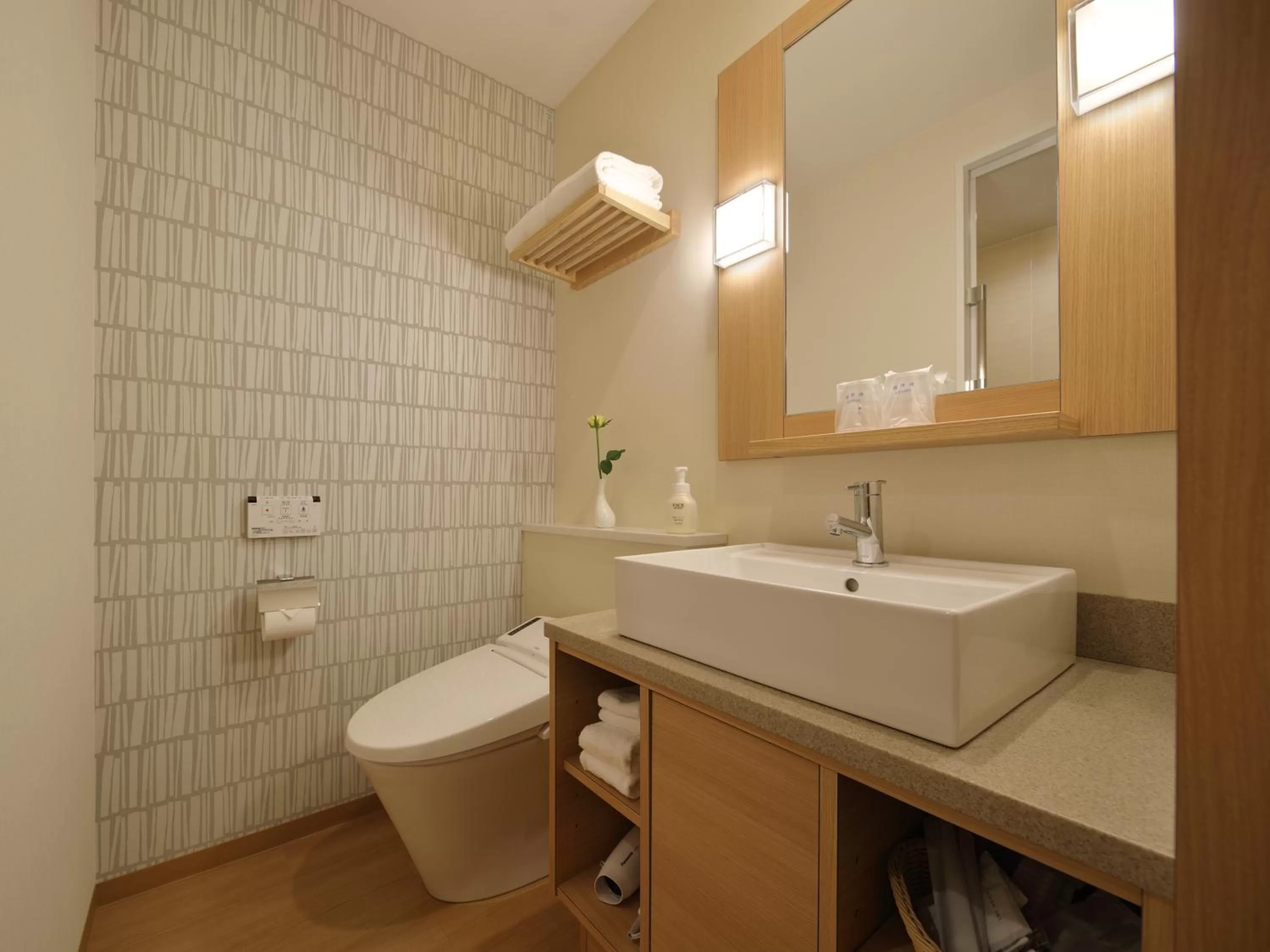 Toilet in Red Roof Inn & Suites Osaka Namba Nipponbashi