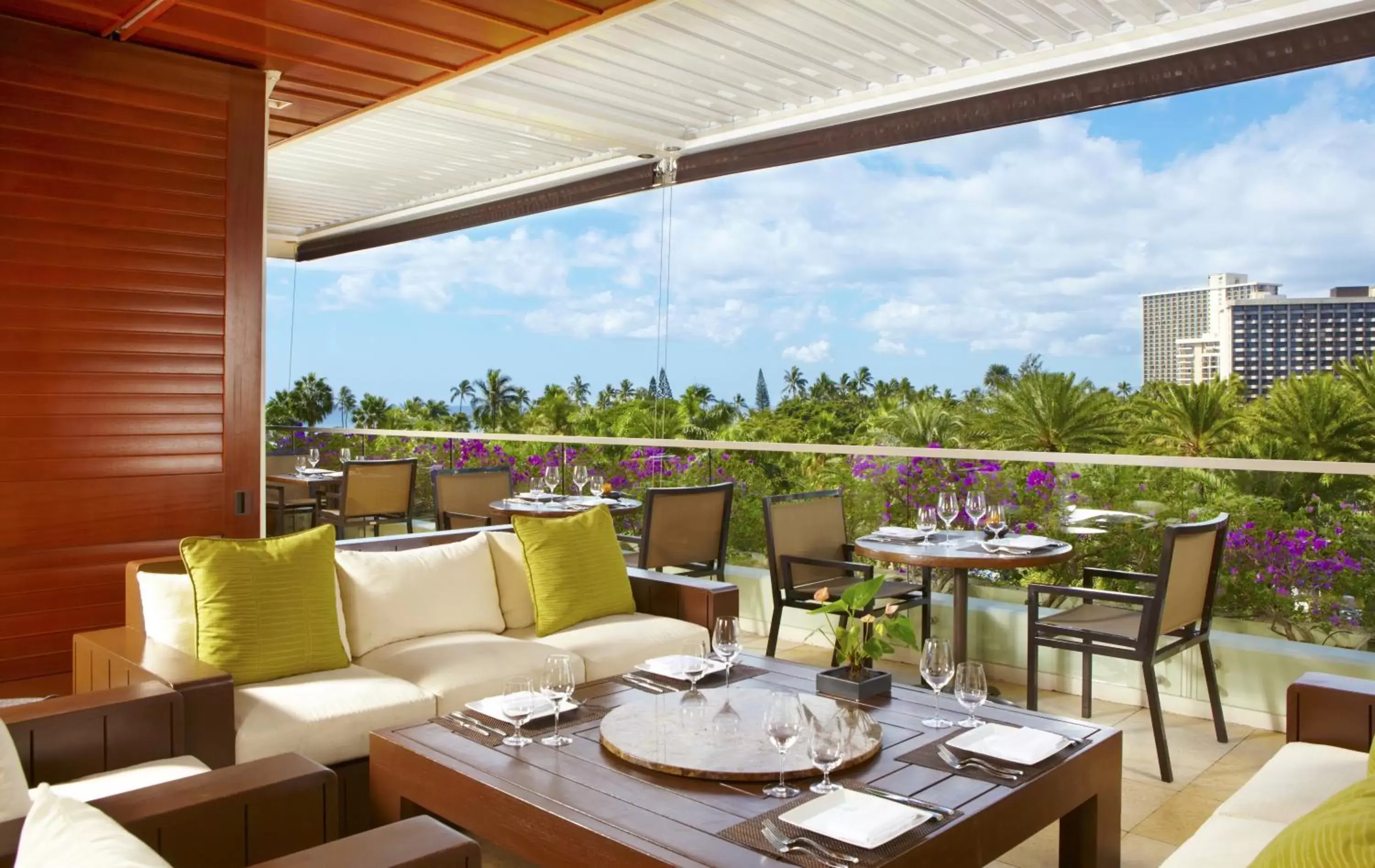 Lounge or bar, Restaurant/Places to Eat in Trump International Hotel Waikiki