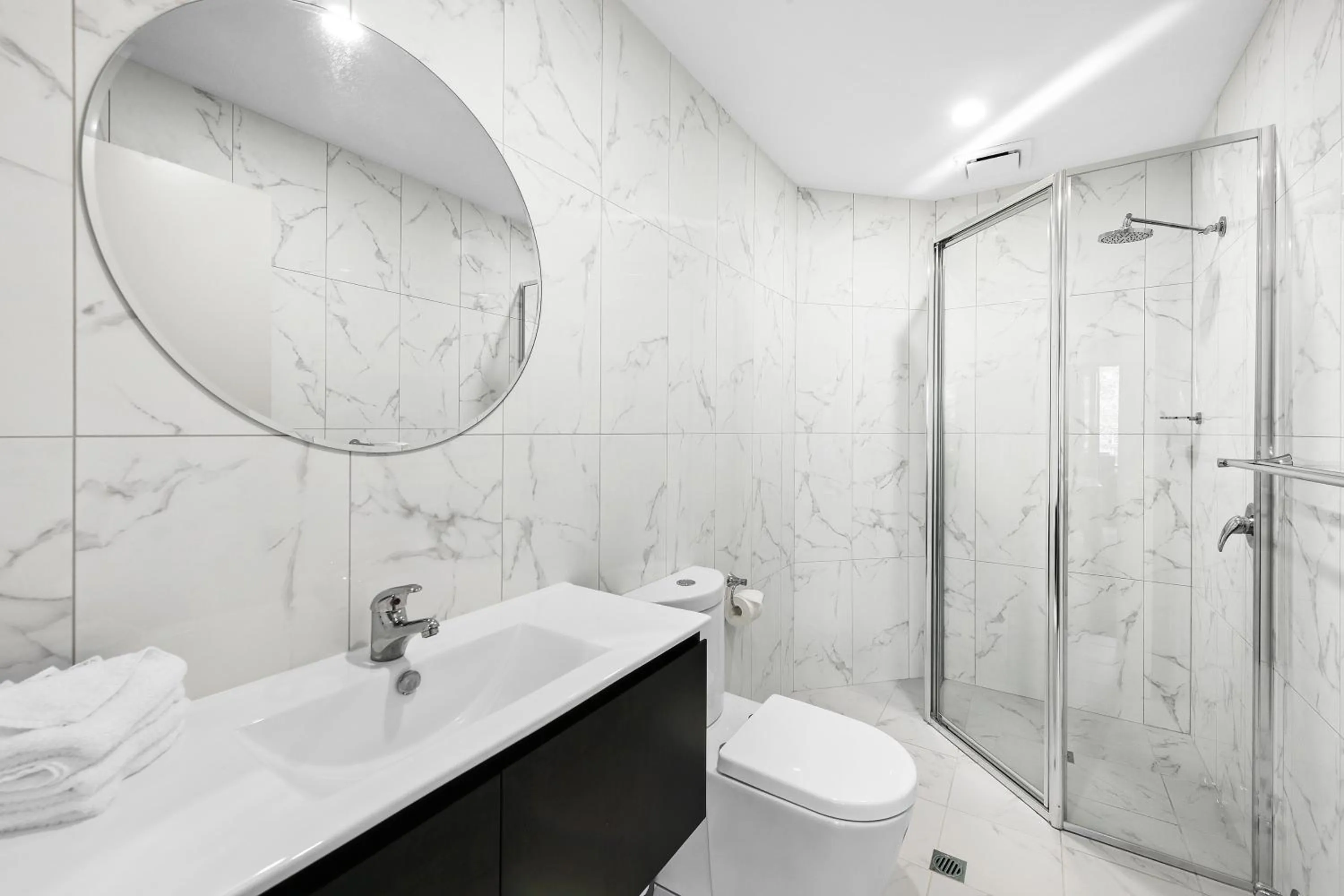 Bathroom in Palm Court Motor Inn