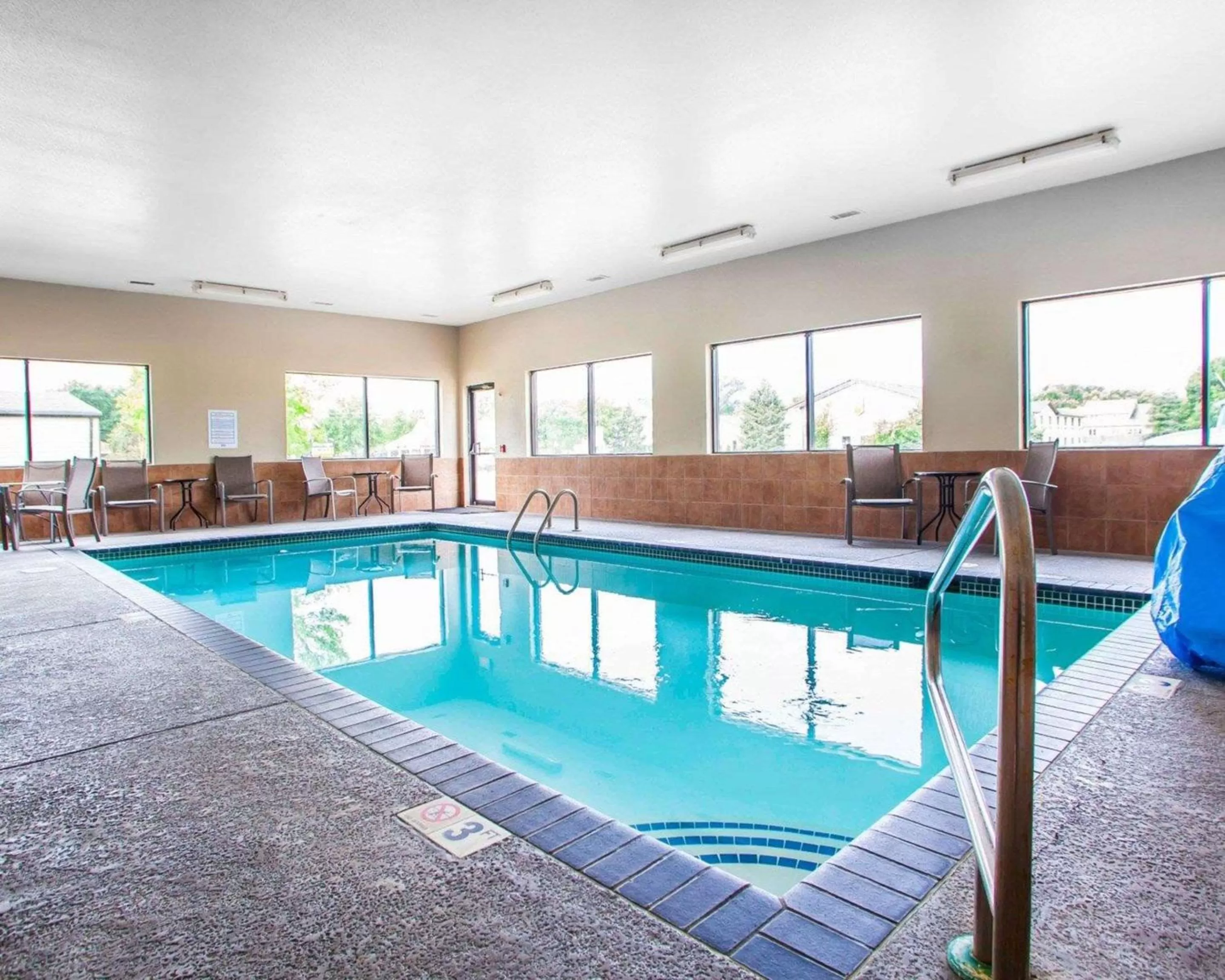 Swimming pool in Quality Inn & Suites Ankeny-Des Moines