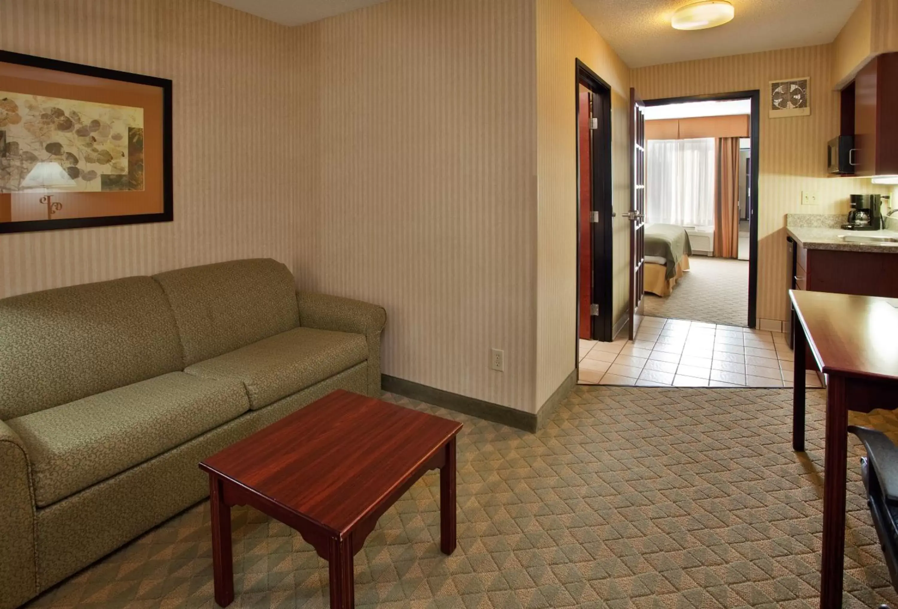 Photo of the whole room, Seating Area in Holiday Inn Express & Suites Lansing-Leavenworth, an IHG Hotel