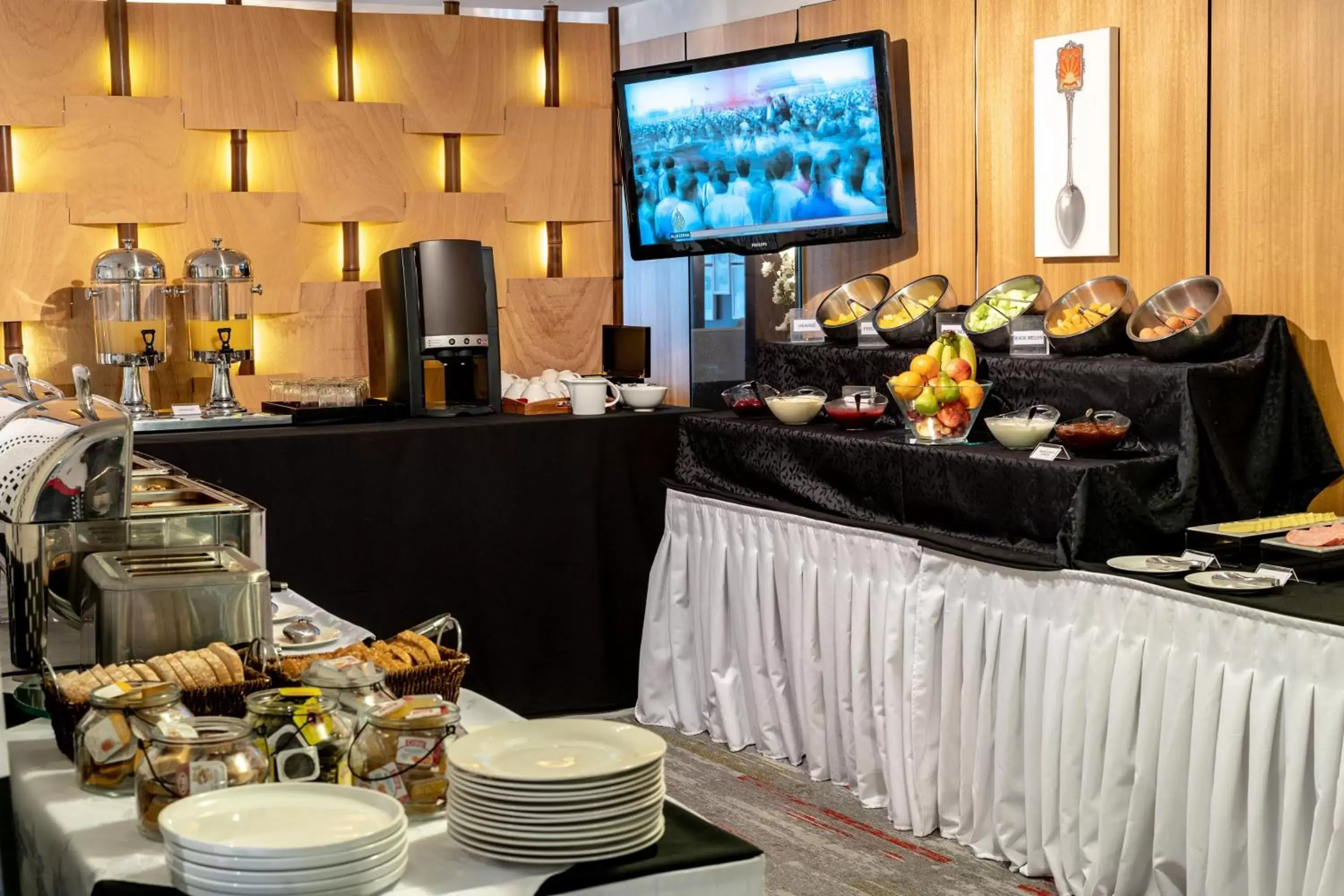 Buffet breakfast, Restaurant/Places to Eat in The Quadrant Hotel & Suites