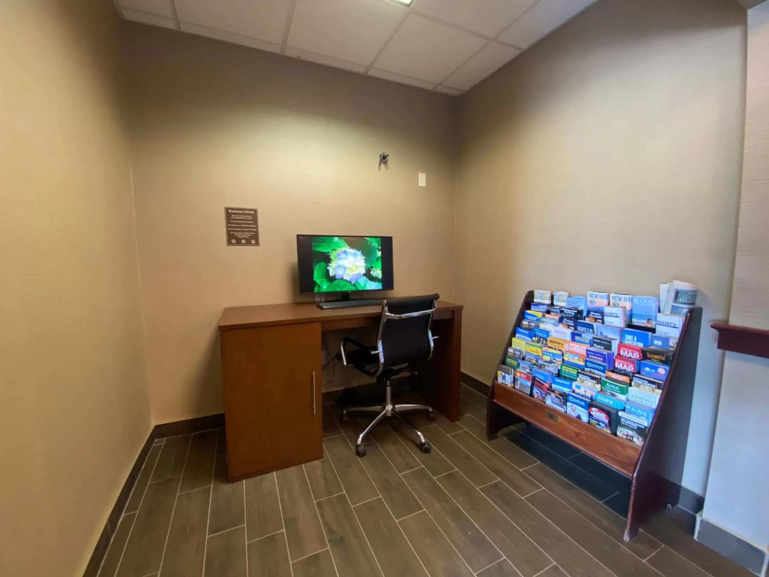 Business facilities, TV/Entertainment Center in Comfort Inn East Windsor - Springfield