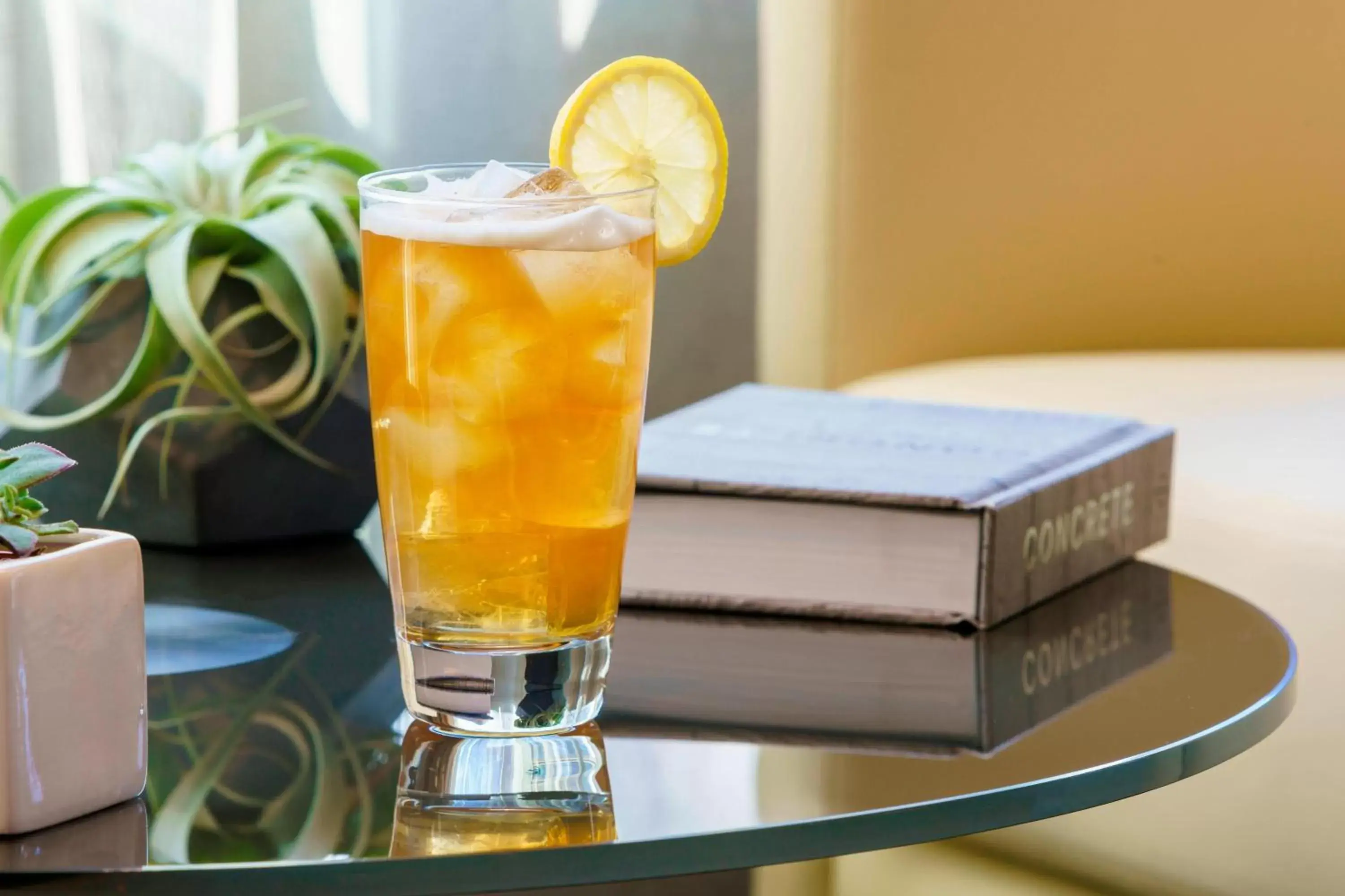 Lounge or bar, Drinks in AC Hotel by Marriott Chapel Hill Downtown