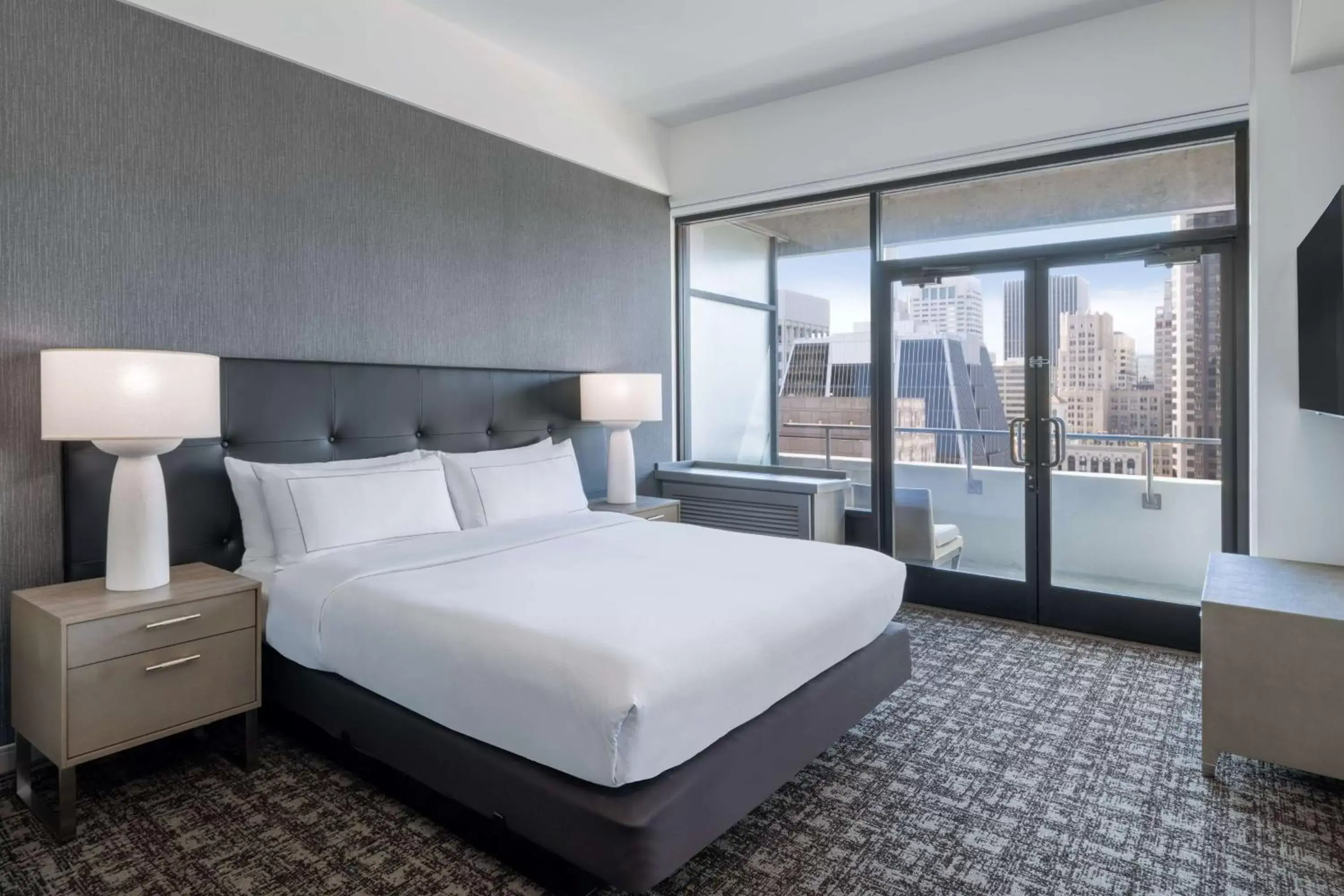 View (from property/room), Bed in Hilton San Francisco Financial District
