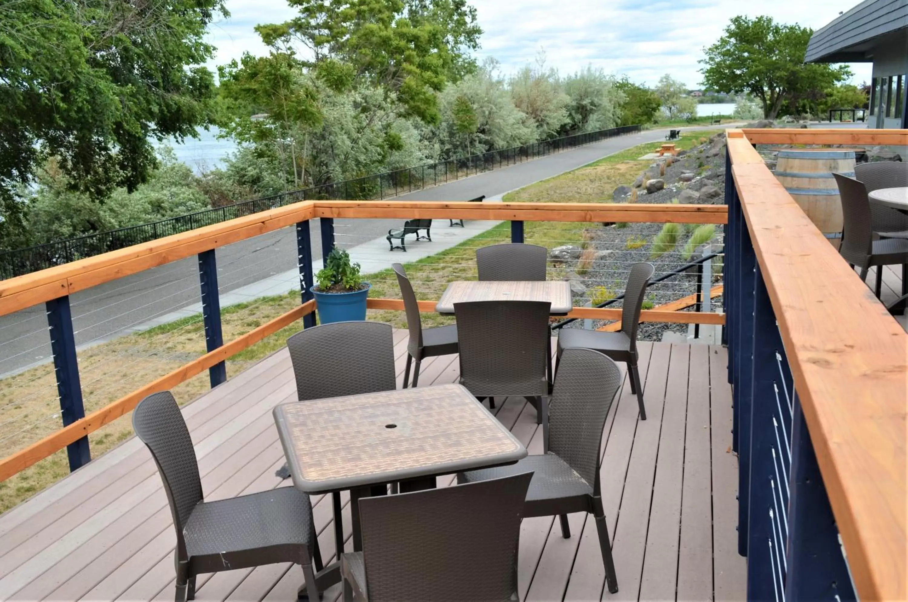 Restaurant/places to eat, Balcony/Terrace in Richland Riverfront Hotel, Ascend Hotel Collection