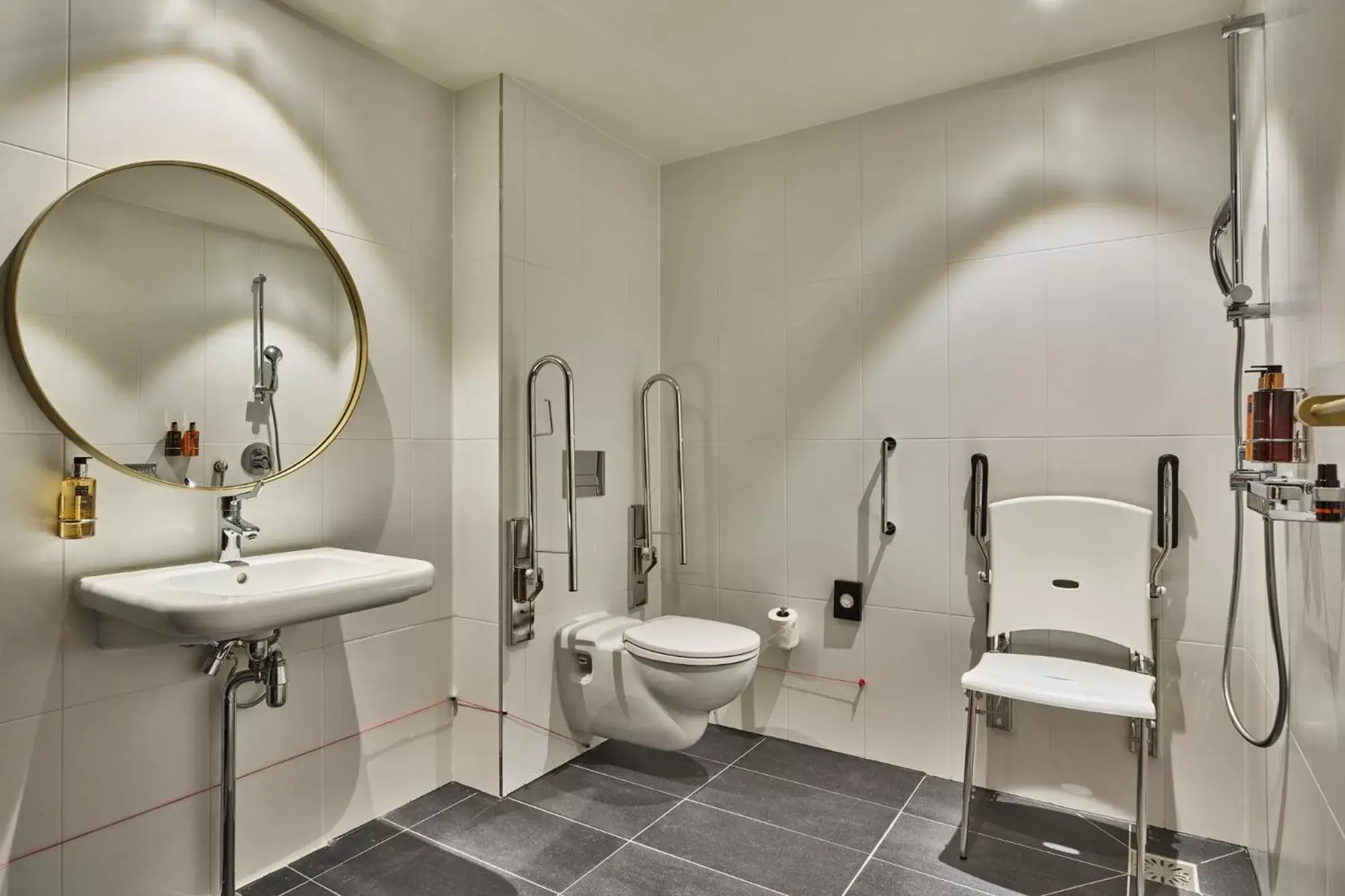 Shower, Bathroom in Staybridge Suites The Hague - Parliament, an IHG Hotel