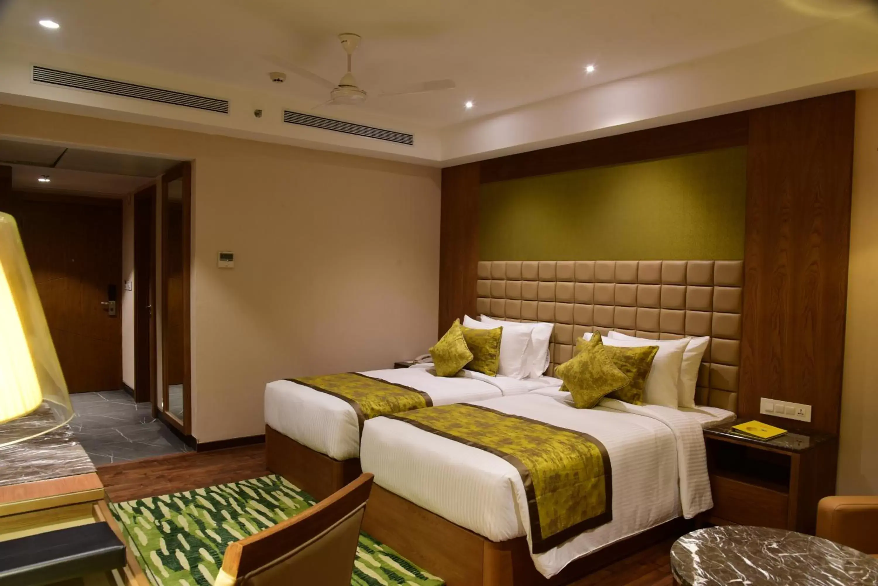 Bedroom, Bed in Lemon Tree Hotel Siliguri