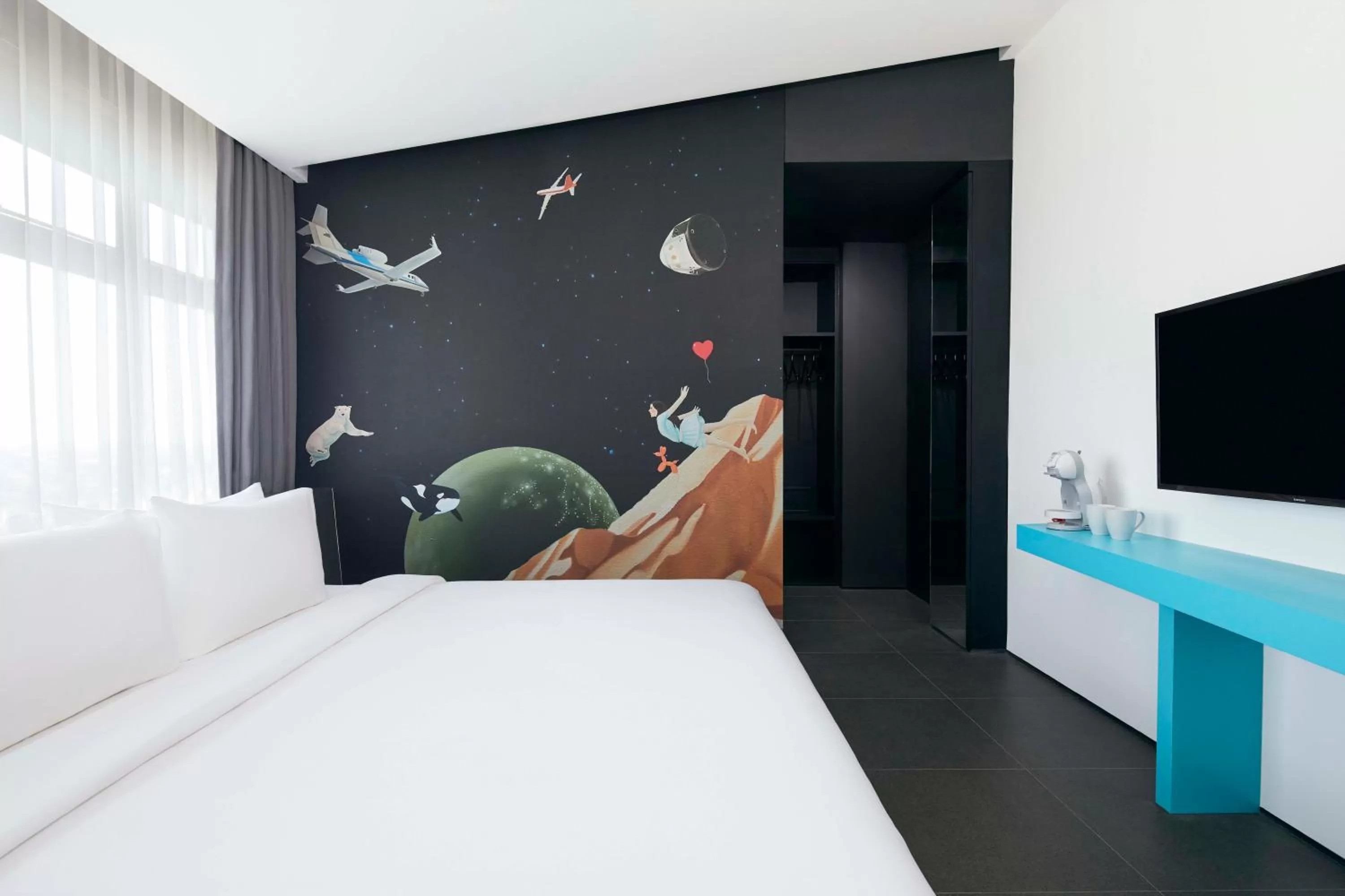 Photo of the whole room, Bed in ARTOTEL Gajahmada Semarang