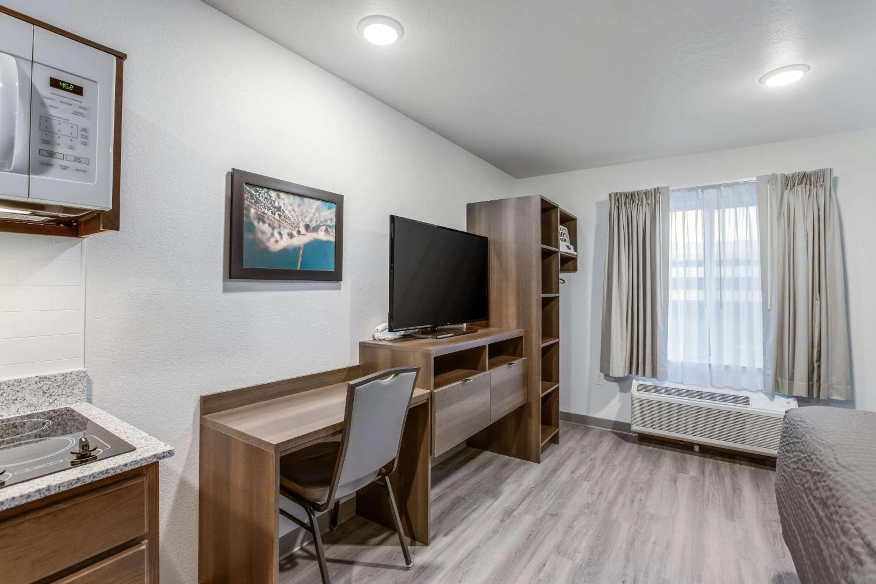 Photo of the whole room, Bed in WoodSpring Suites Detroit Farmington Hills