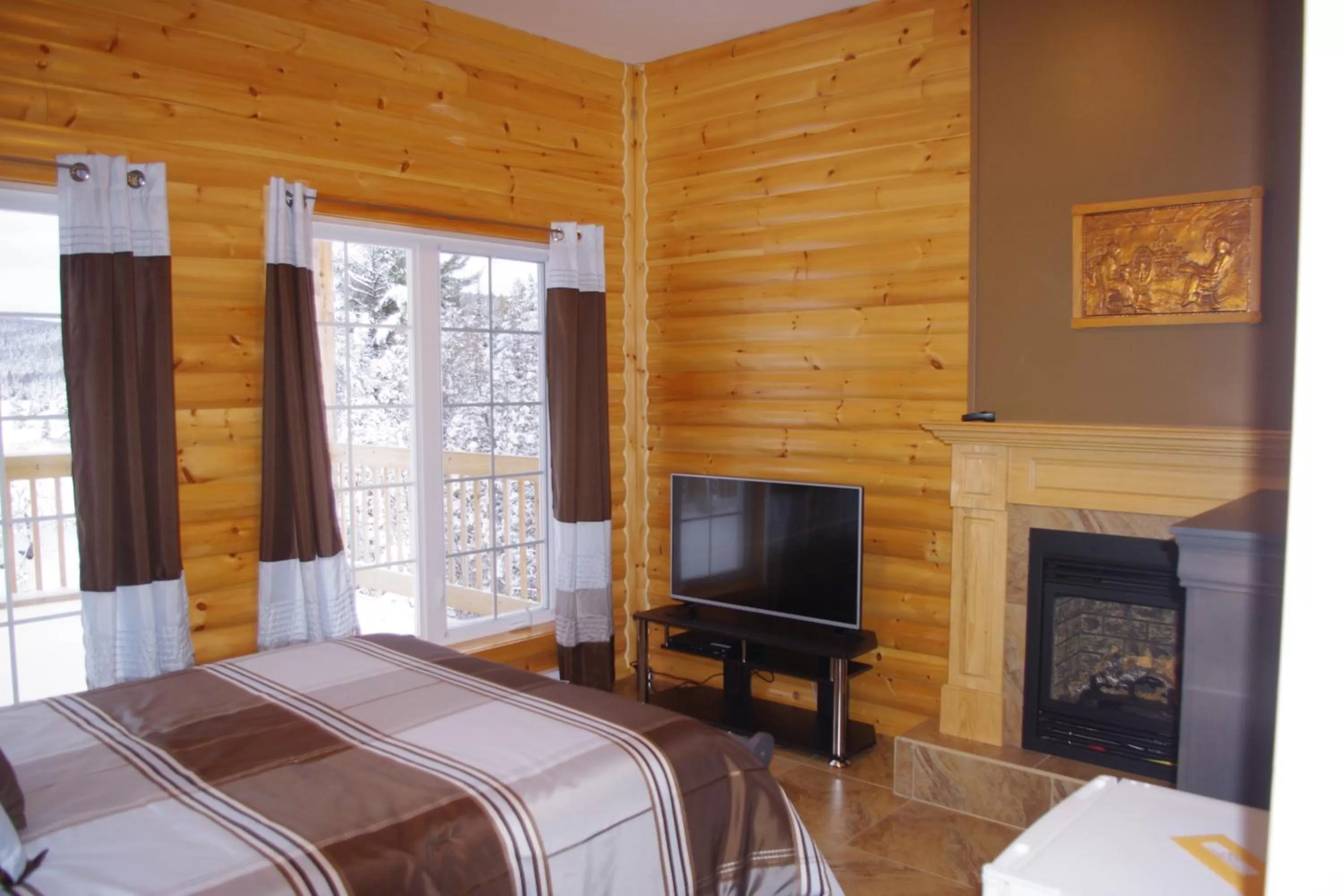 Day, TV/Entertainment Center in Auberge La Tanière