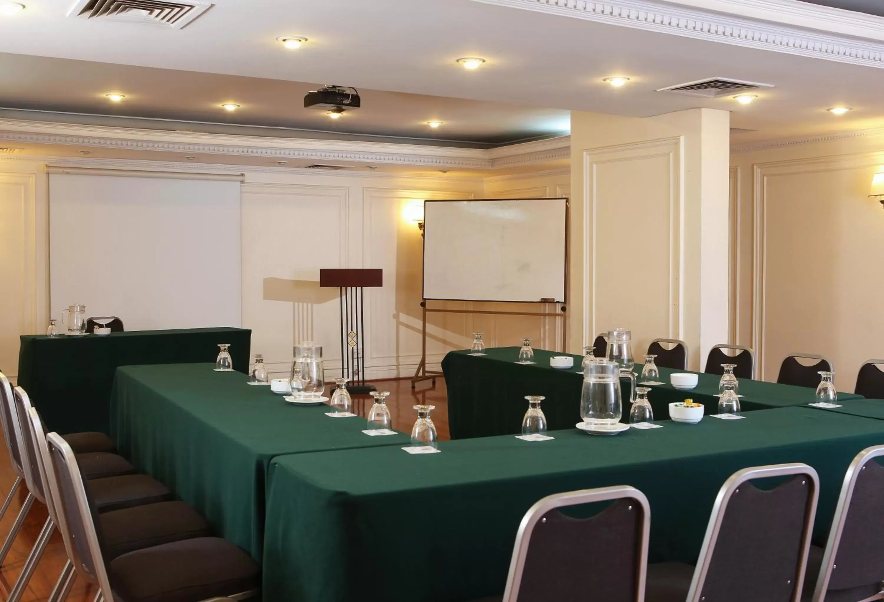 Meeting/conference room in MR Express (ex Hotel Neruda Express)