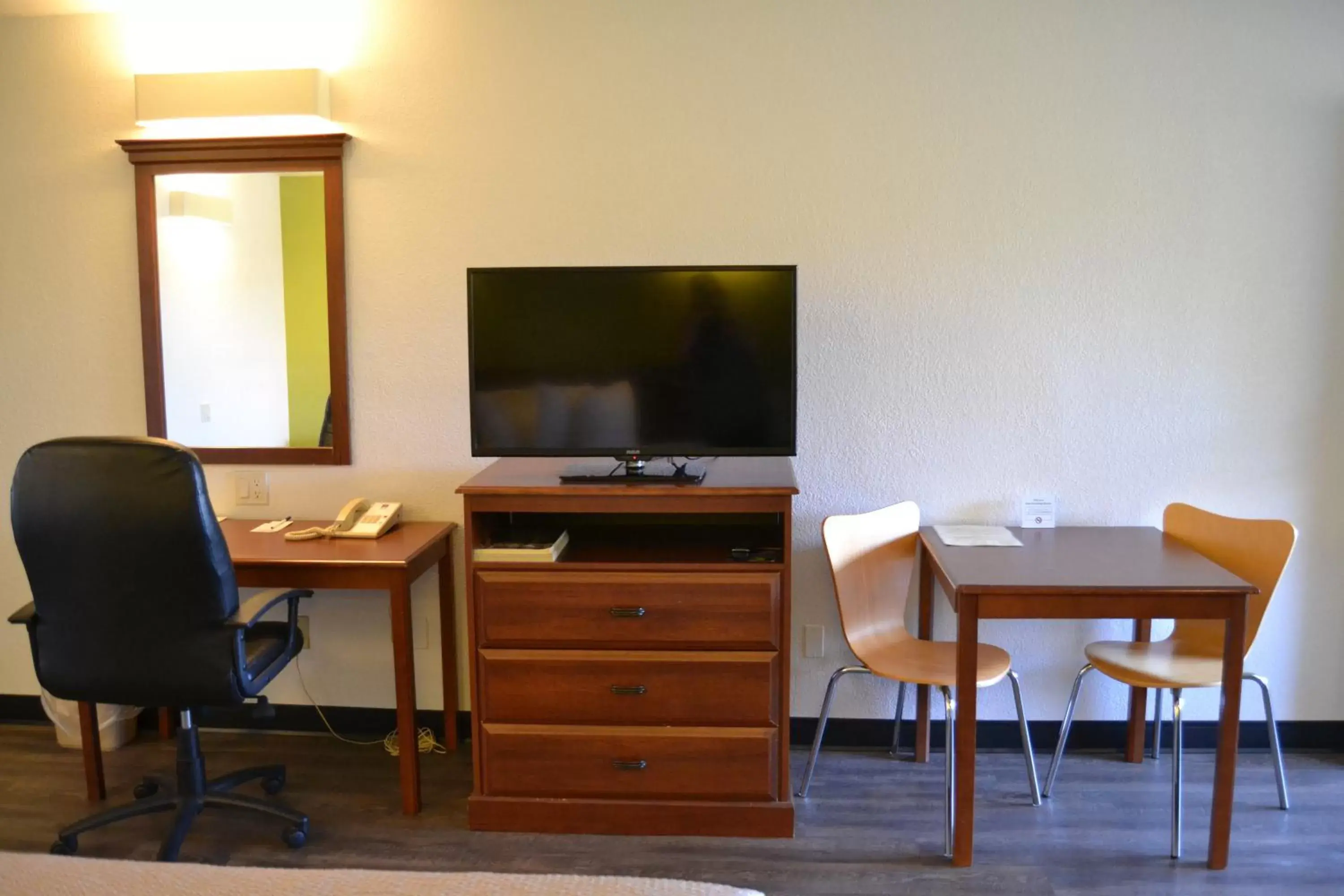 TV and multimedia, TV/Entertainment Center in Motel 6 Oakdale, Ca