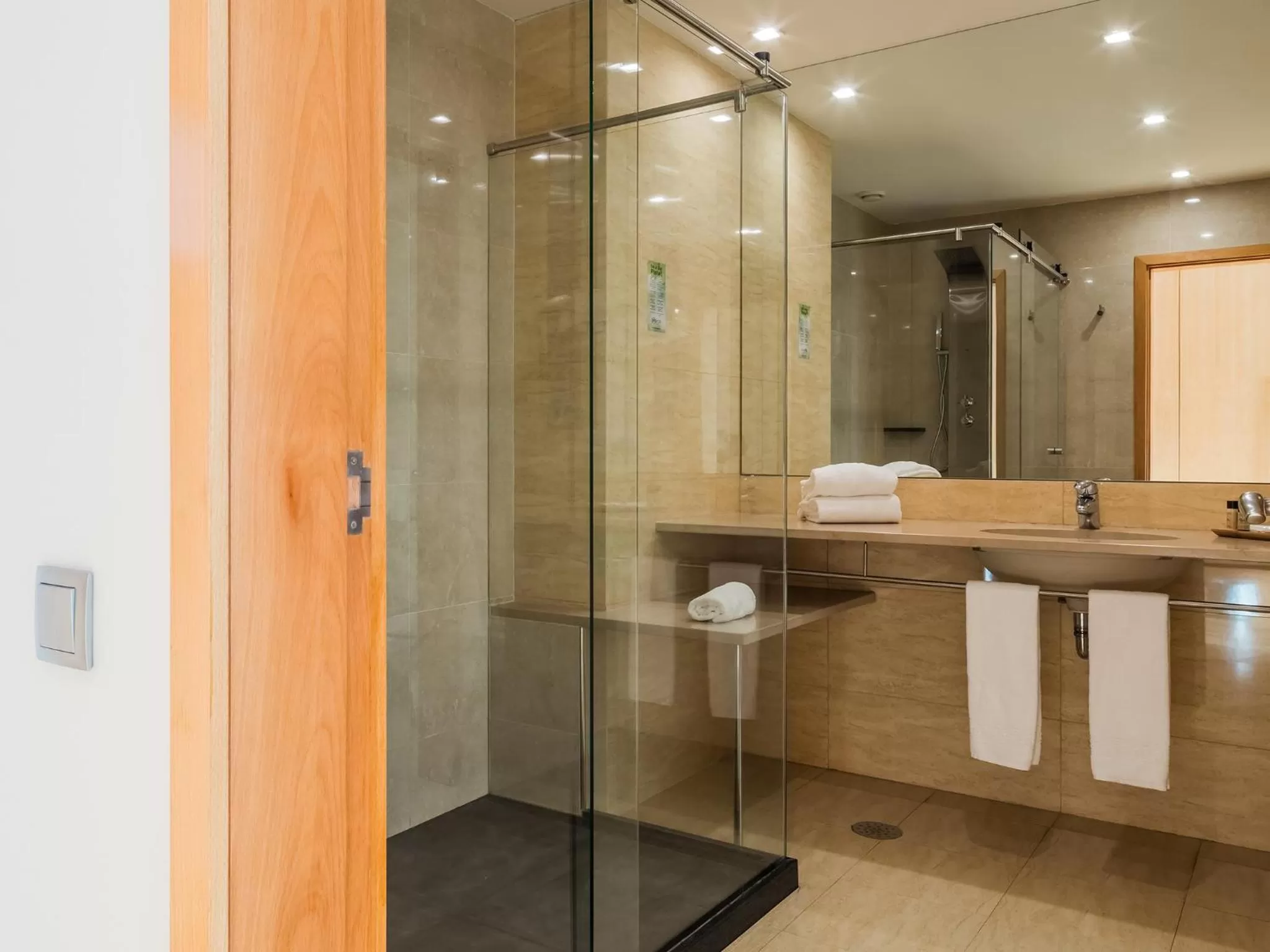 Toilet in OPOHOTEL Porto Aeroporto