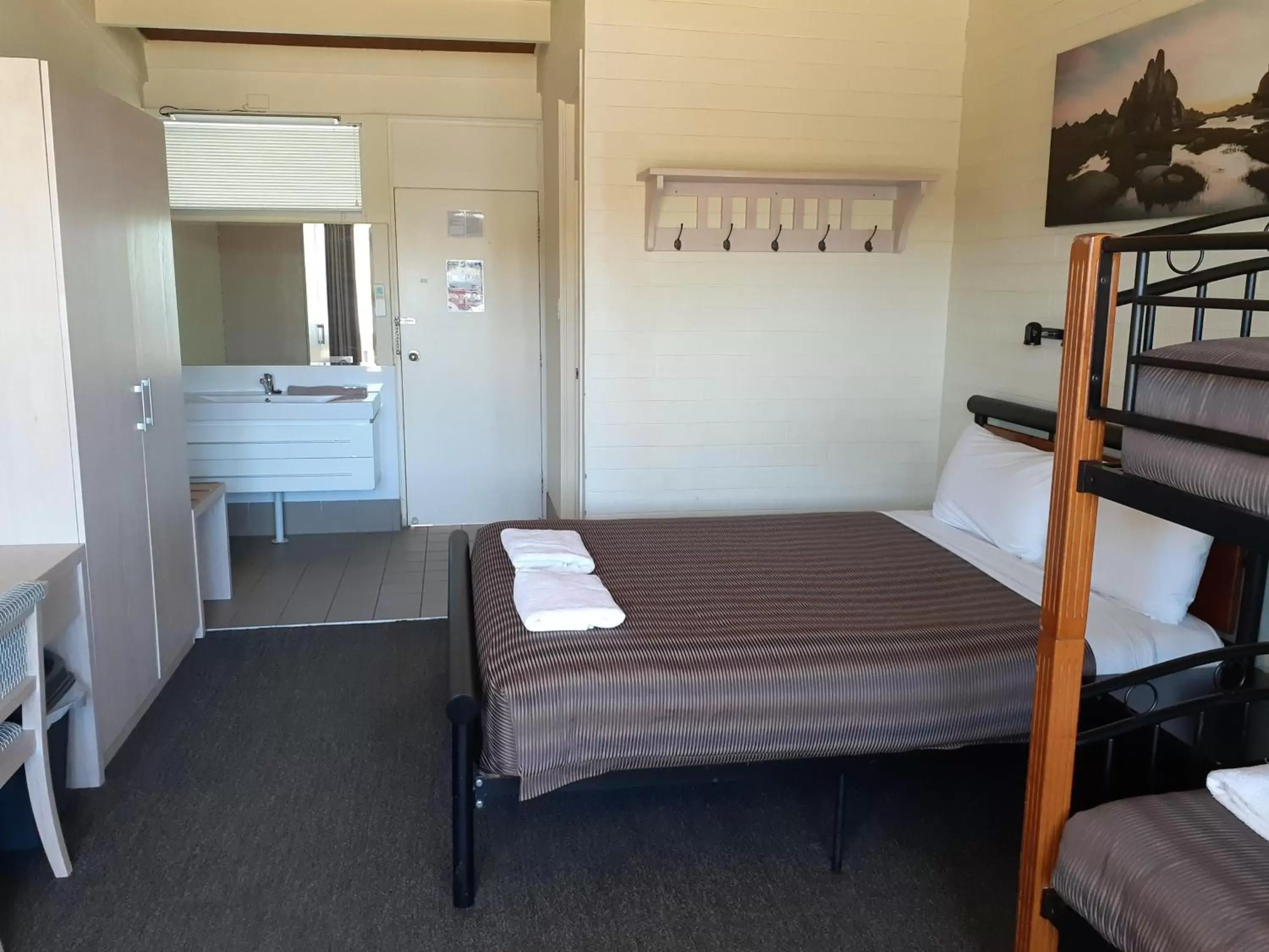 Bedroom, Bed in Lake Jindabyne Hotel