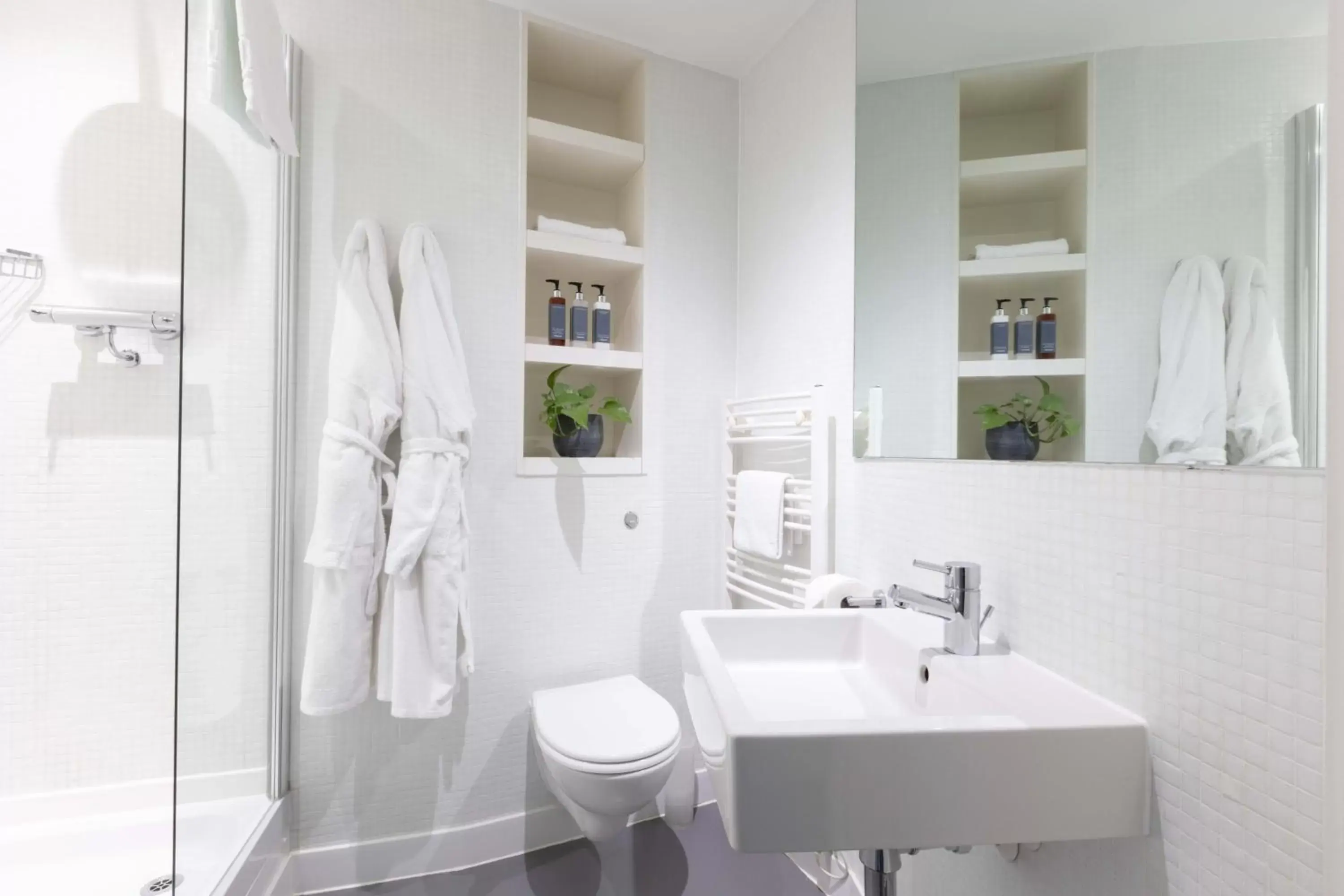 Shower, Bathroom in Staying Cool At Rotunda