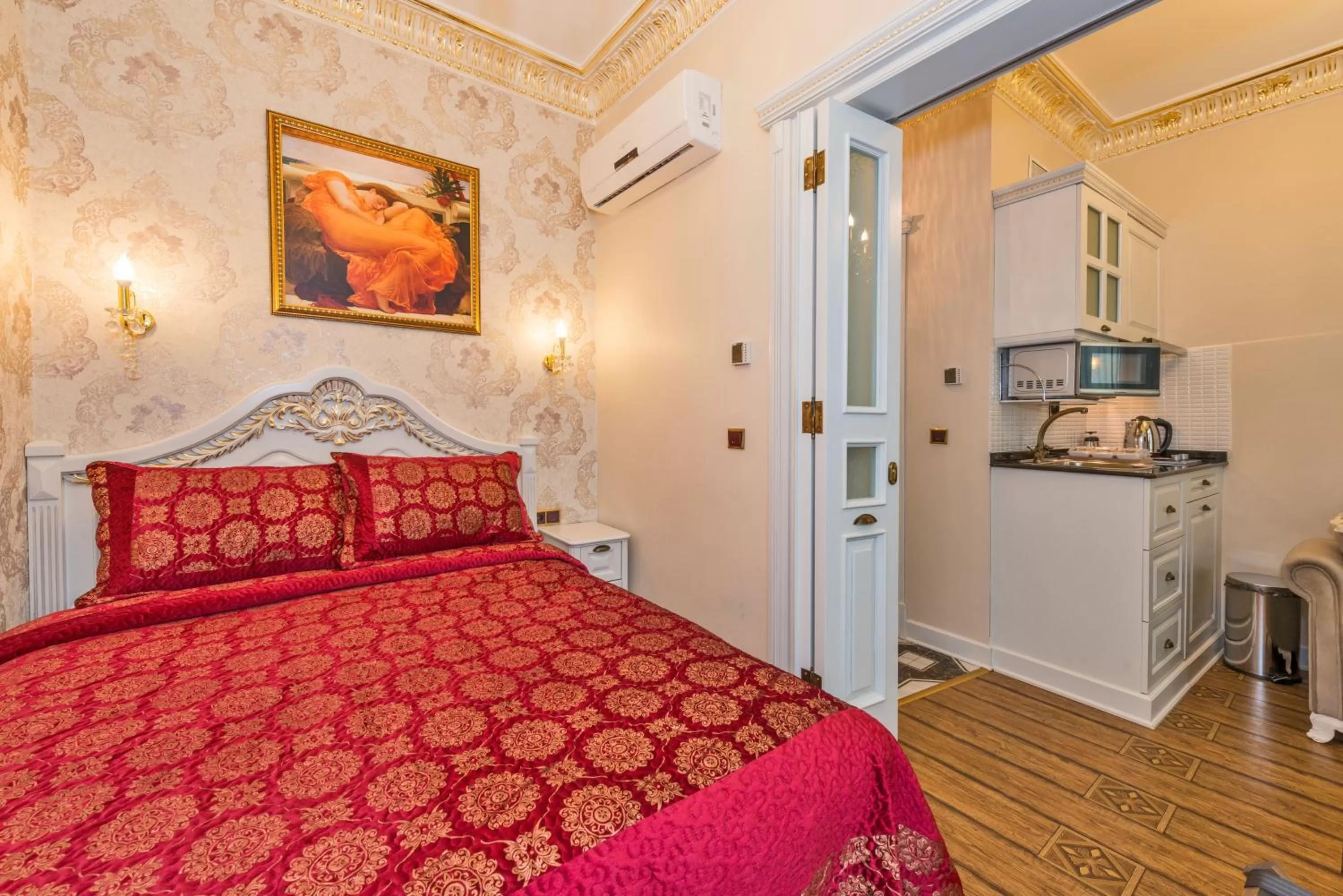 Kitchen or kitchenette, Bed in IQ Hotel