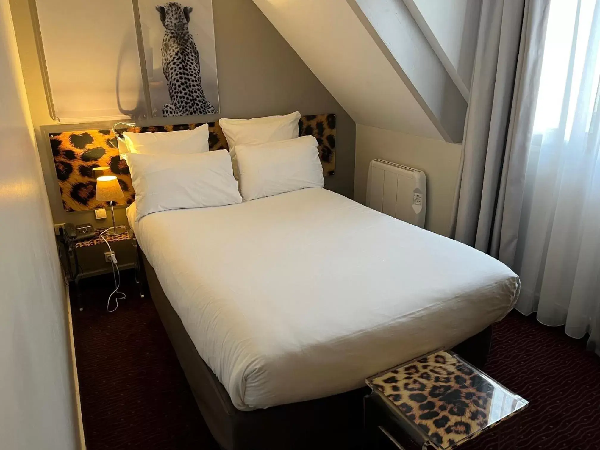 Bed in Hotel Le Cardinal Rueil Centre