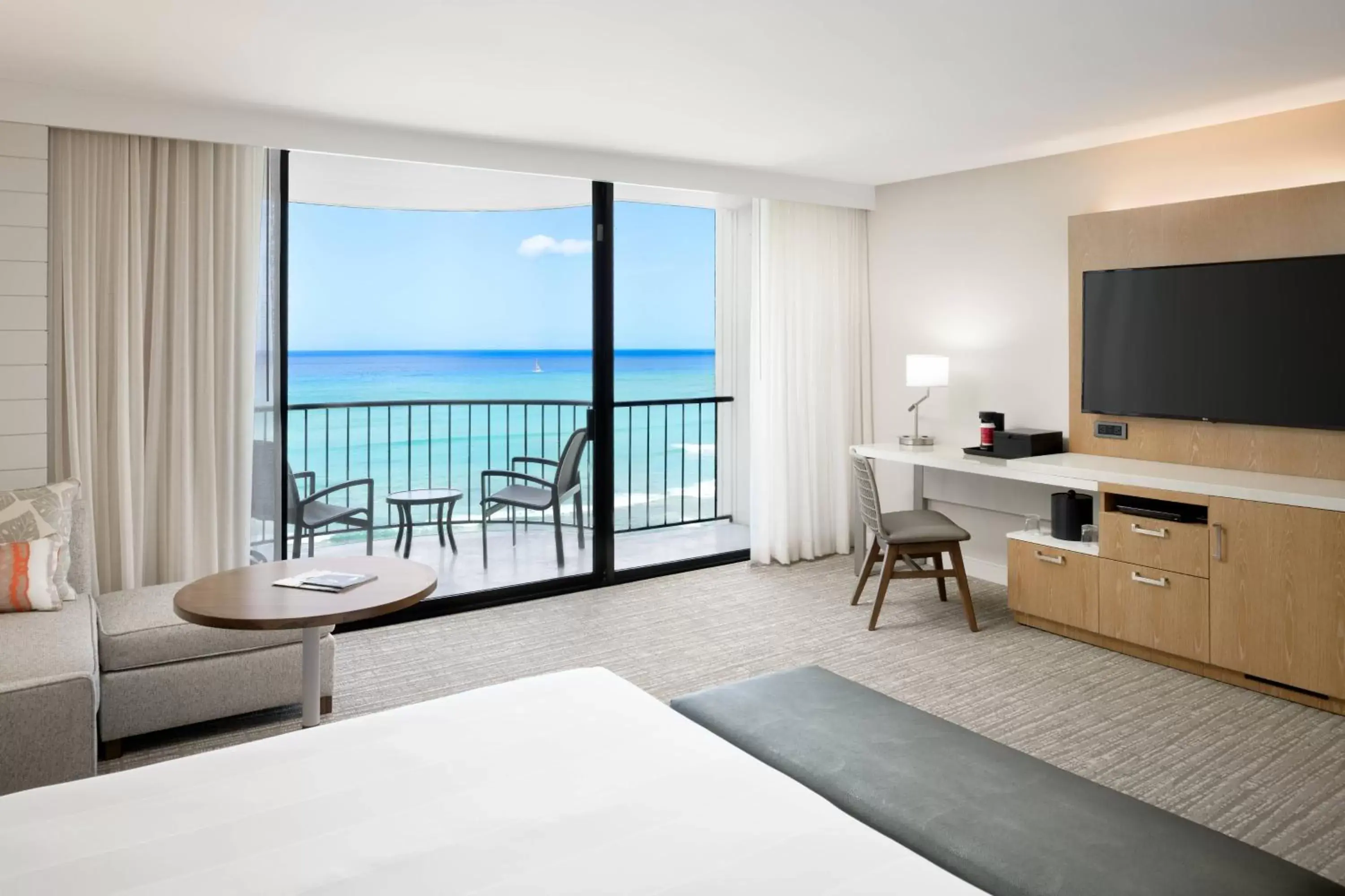Bedroom, TV/Entertainment Center in Waikiki Beach Marriott Resort & Spa