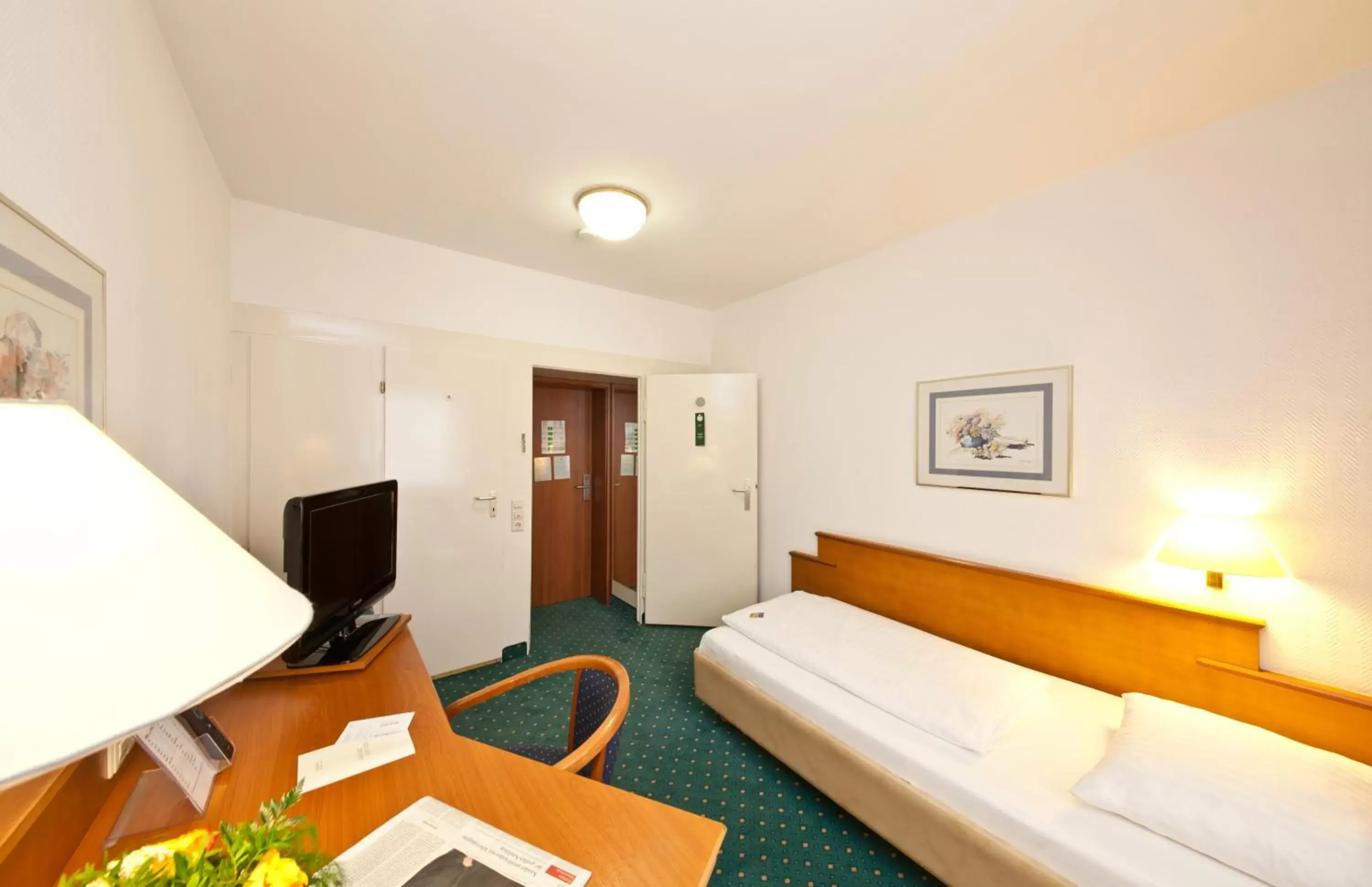 Economy Single Room in Novum Hotel Boulevard Stuttgart City