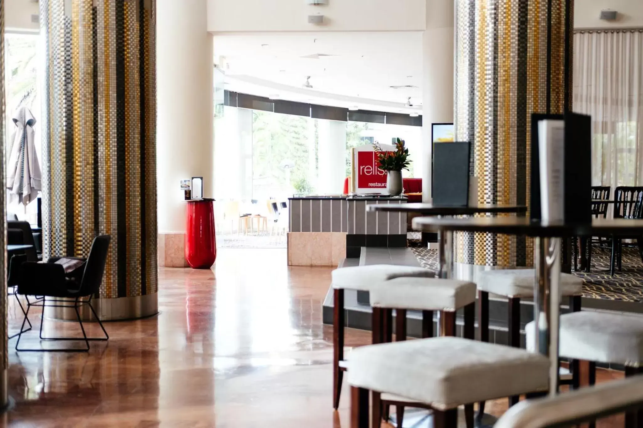 Lounge or bar, Restaurant/Places to Eat in Crowne Plaza Surfers Paradise, an IHG Hotel
