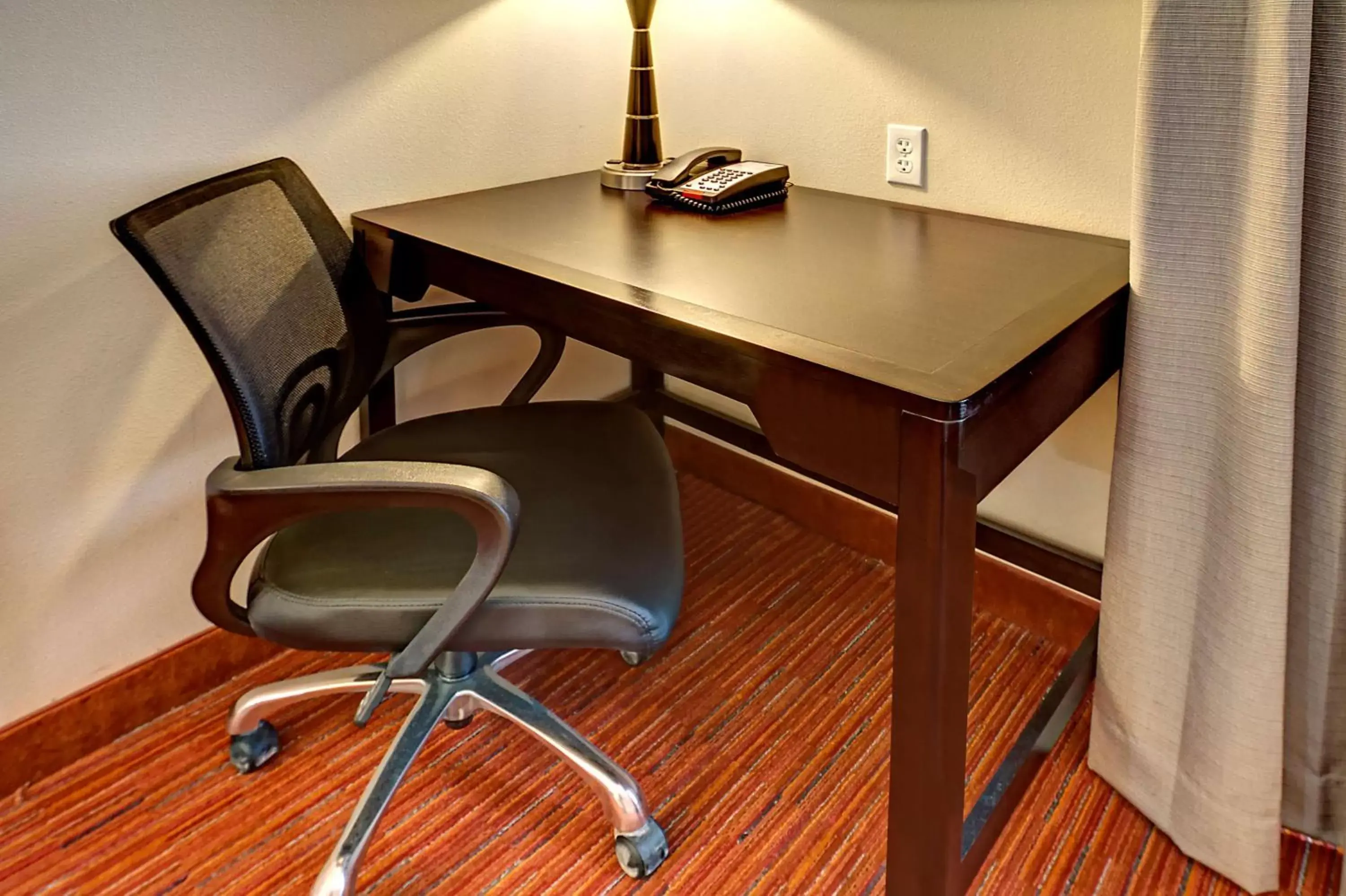 Bedroom, Seating Area in Hampton Inn and Suites Ada