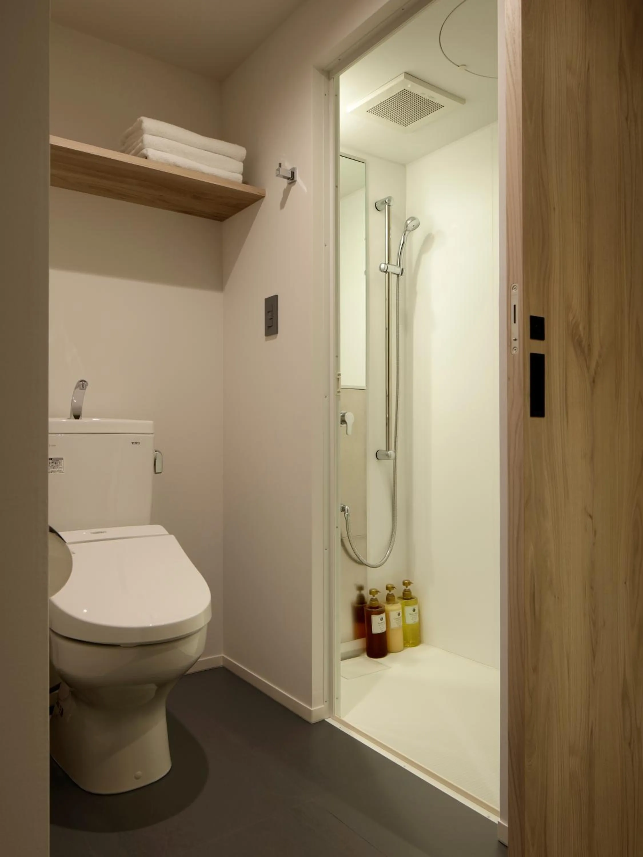 Shower in Piece Hostel Sanjo