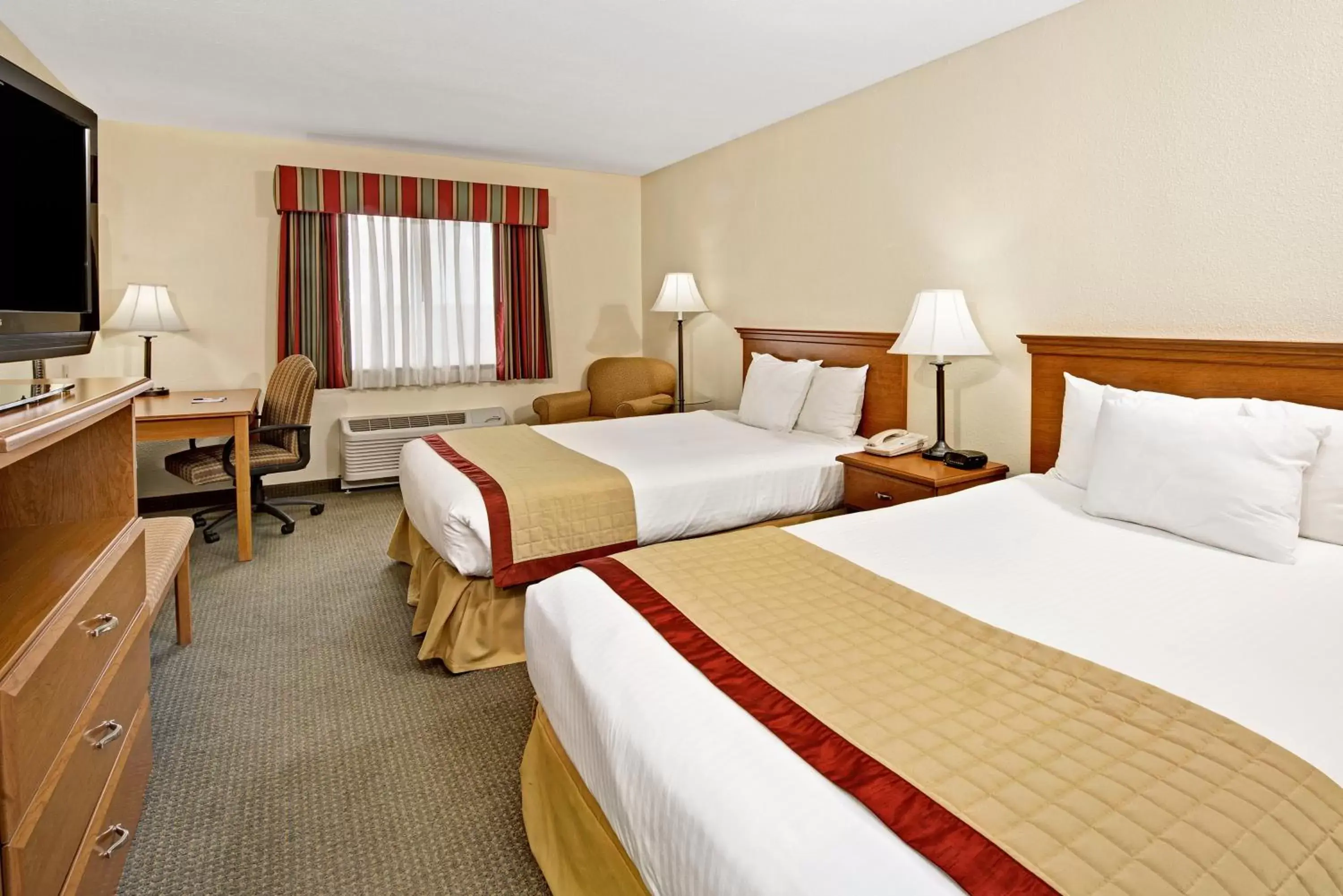 Photo of the whole room, Bed in Baymont by Wyndham Indianapolis