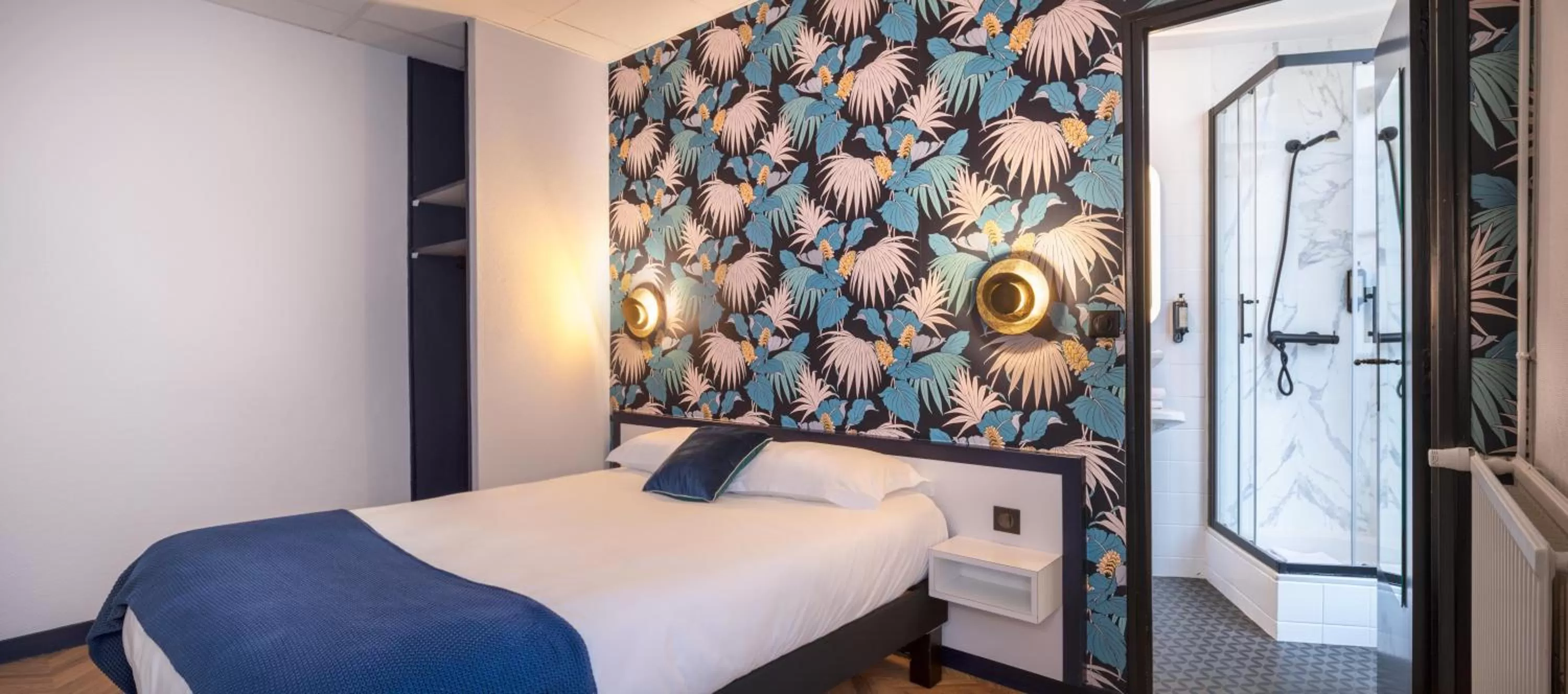 Bedroom, Bed in Hôtel Lanjuinais