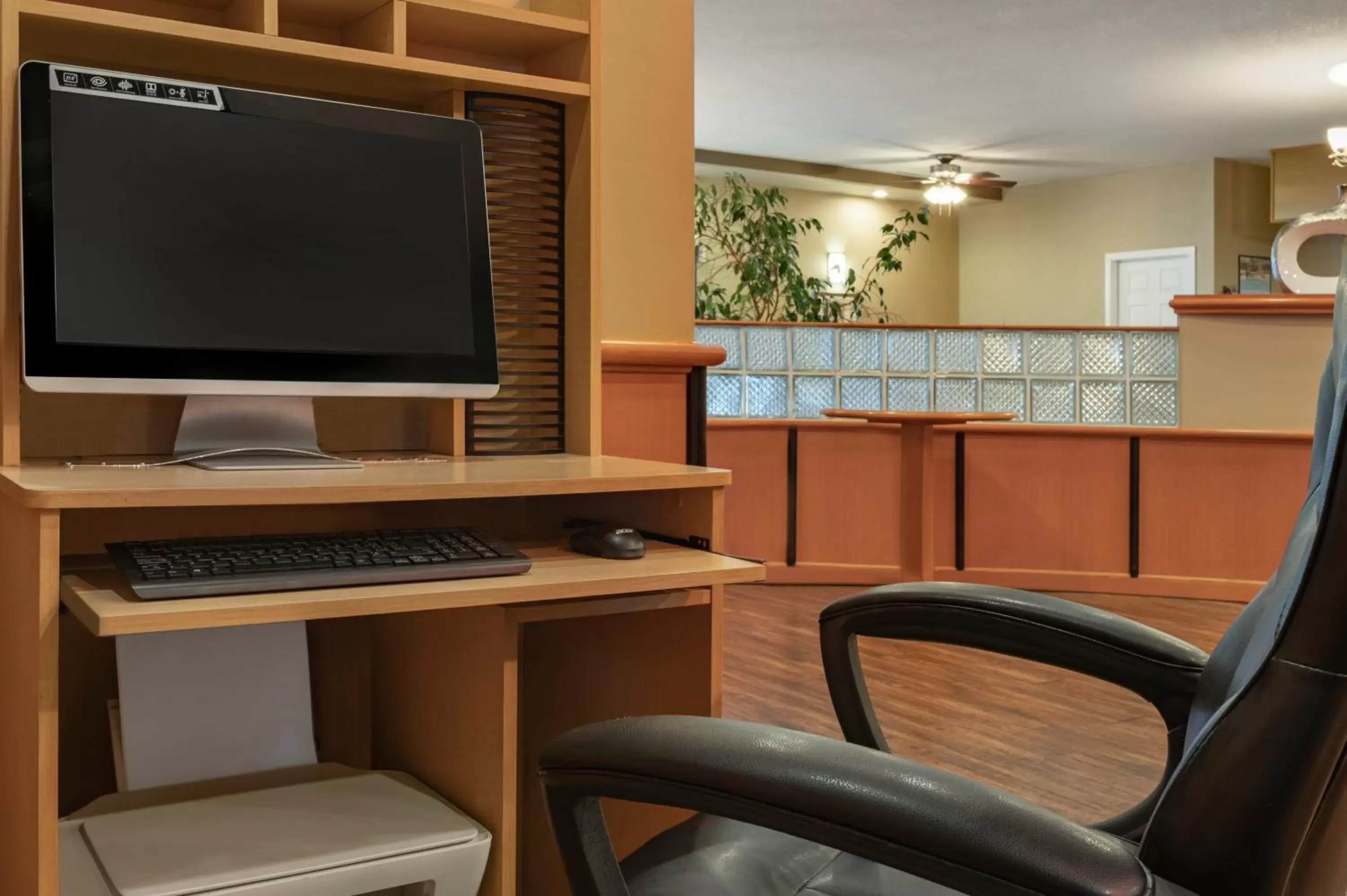 Business facilities, TV/Entertainment Center in Days Inn by Wyndham Nanaimo