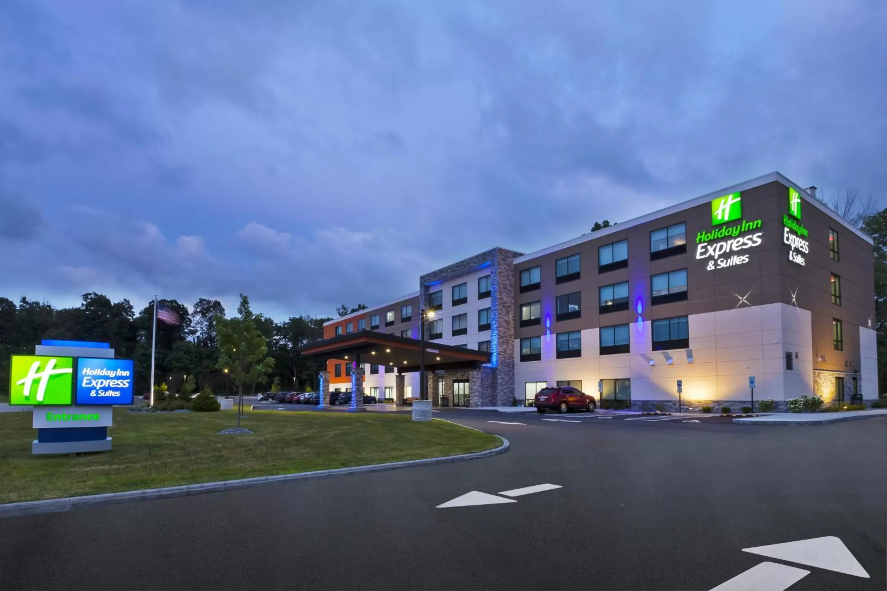 Property Building in Holiday Inn Express & Suites - Painesville - Concord, an IHG Hotel