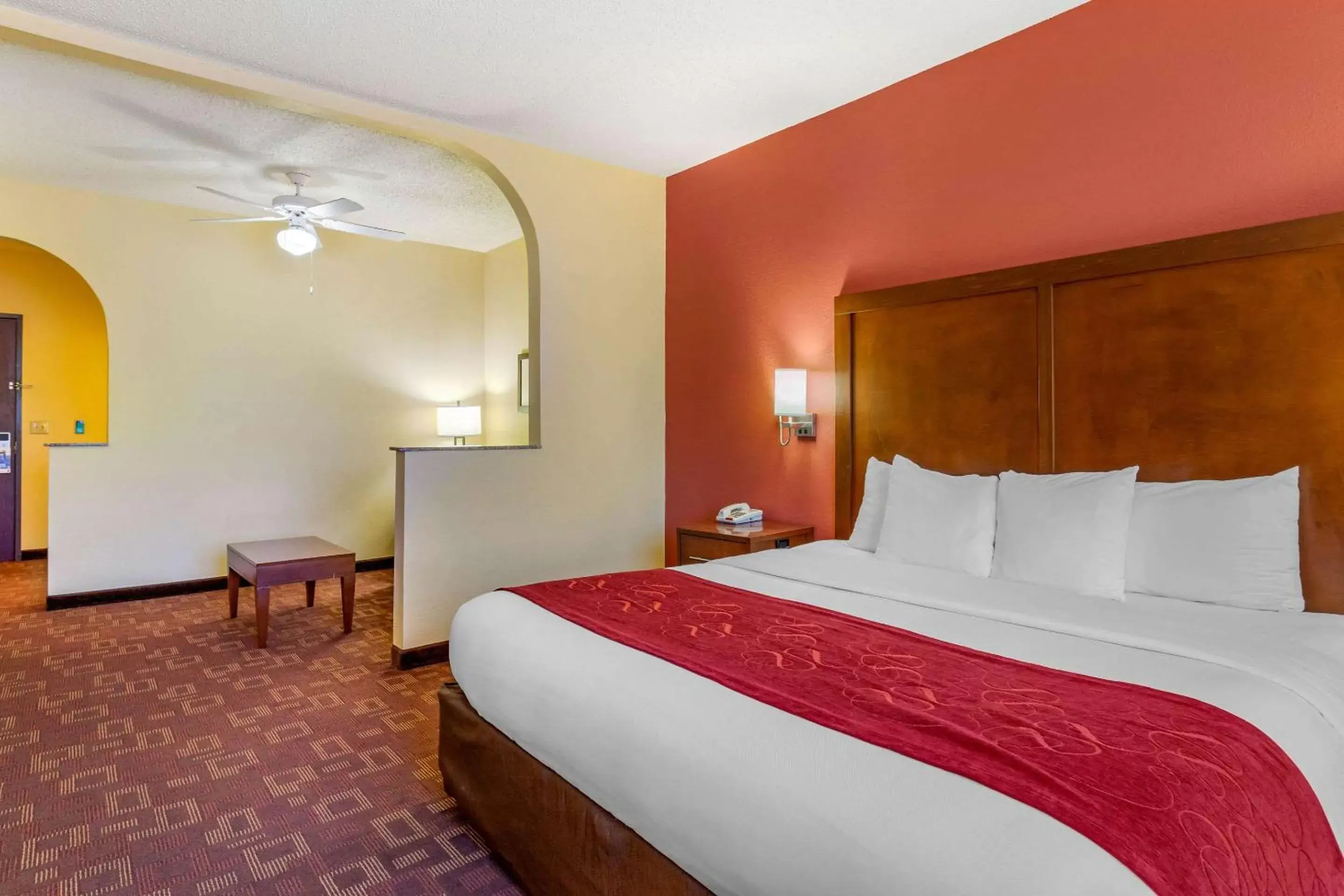 Photo of the whole room, Bed in Comfort Suites Houston Galleria